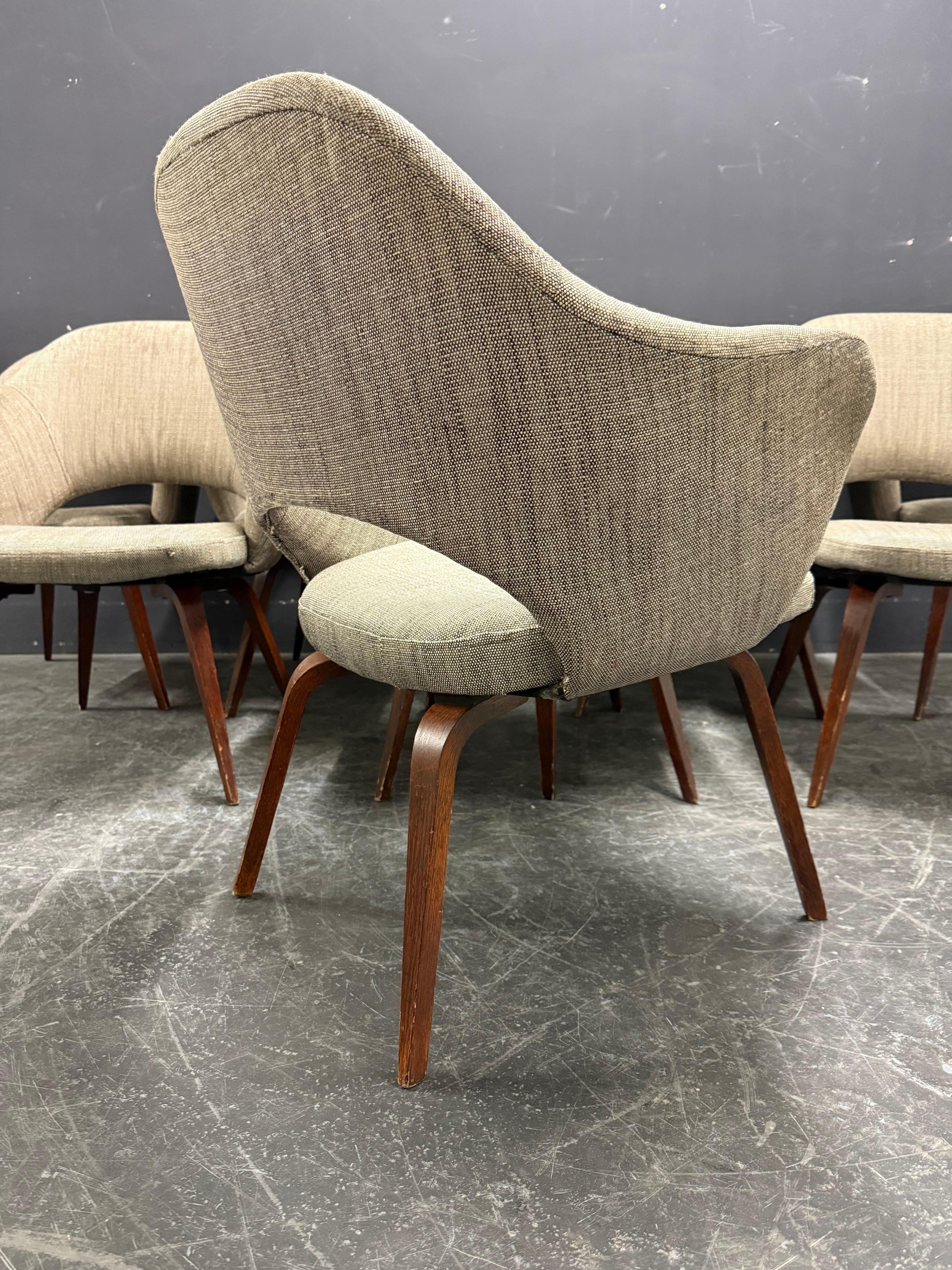 set di 8 poltrone saarinen con gambe in legno 2