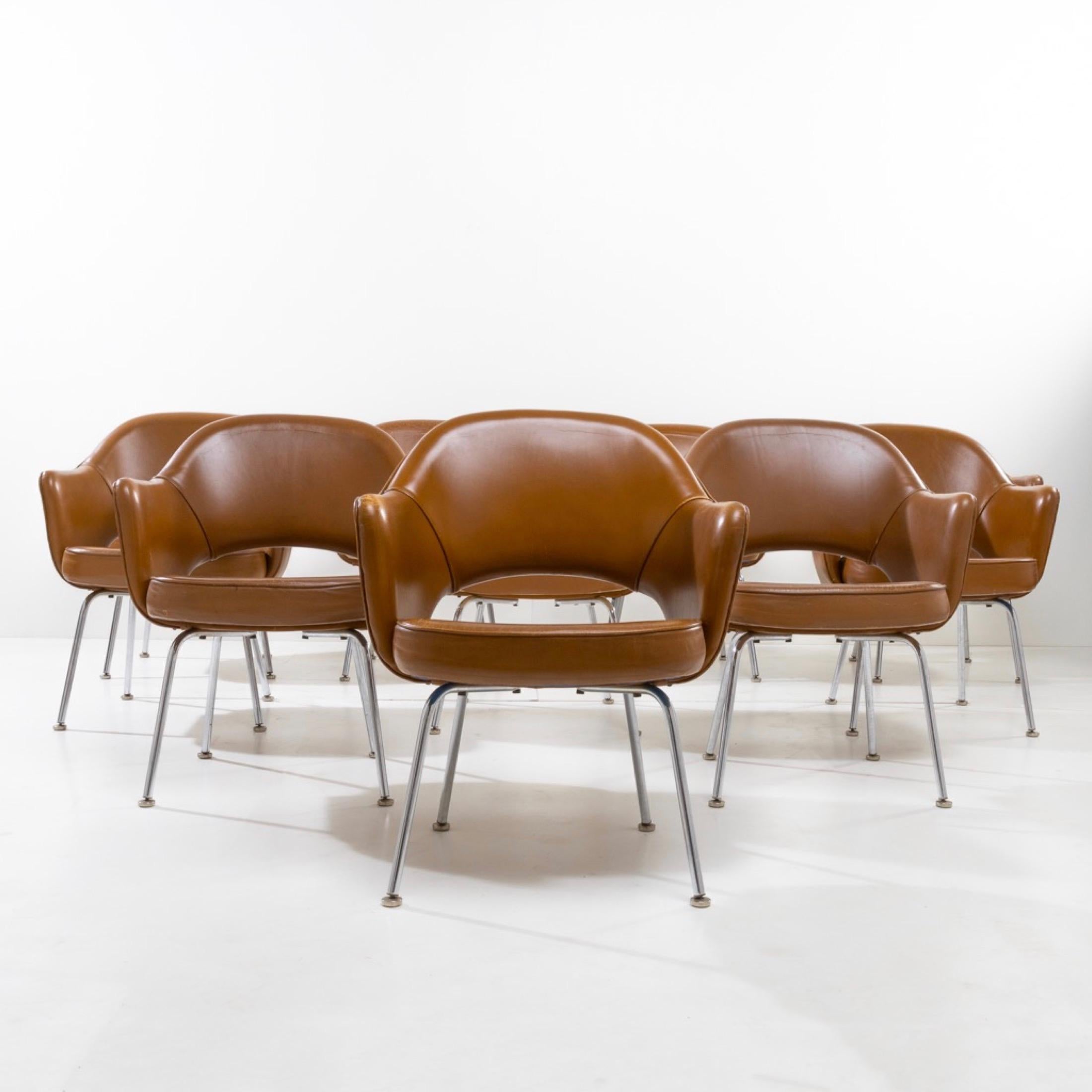 Set of 8 “Saarinen Executive” armchairs with tubular legs.
Cognac-colored leather cover.
This armchair with ample shapes offers excellent comfort.
Featured in many interiors, Eero Saarinen’s chair has remained a design classic for 70 years.