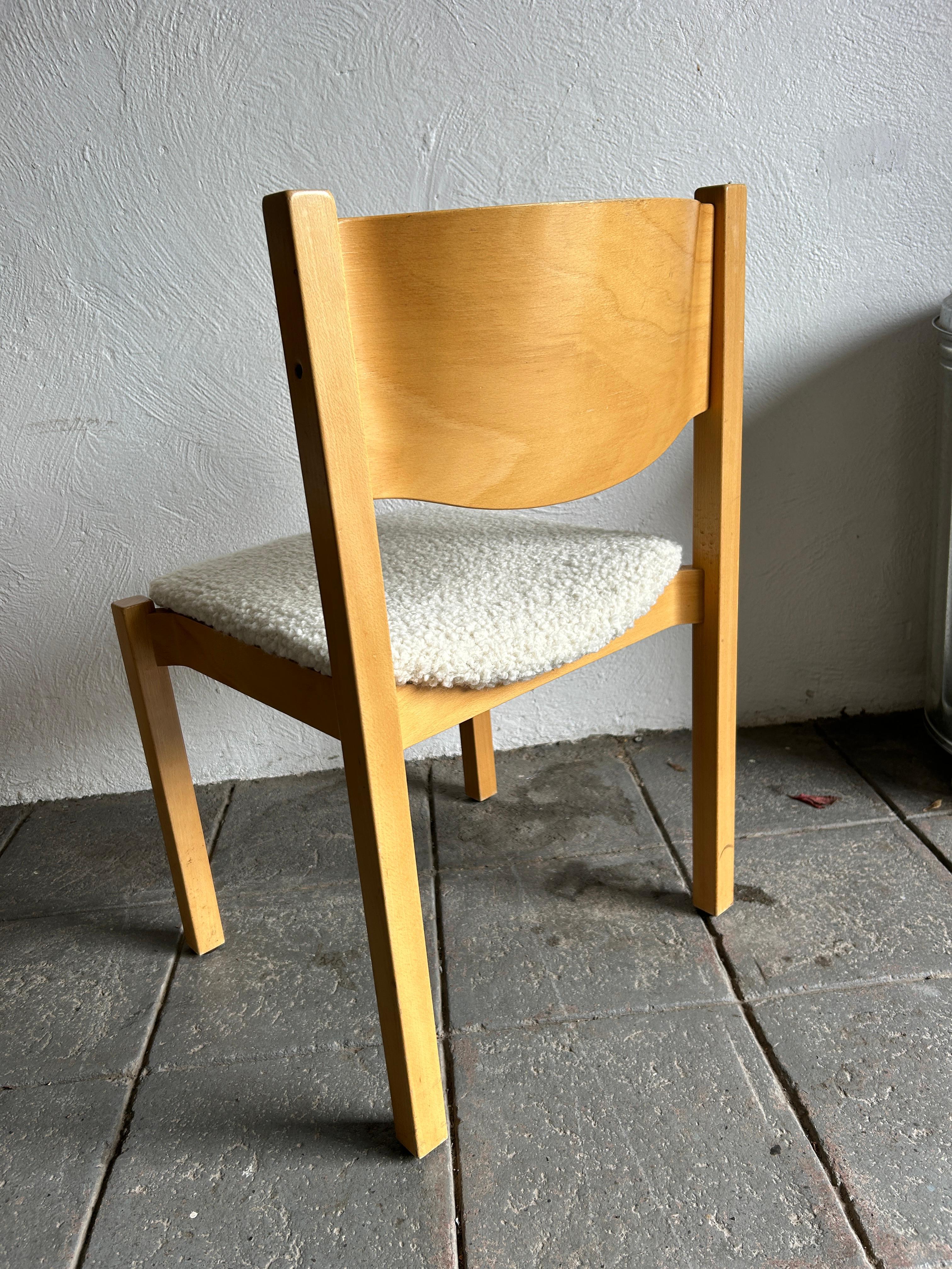 Set of 8 Scandinavian modern birch dining chairs in boucle  For Sale 3