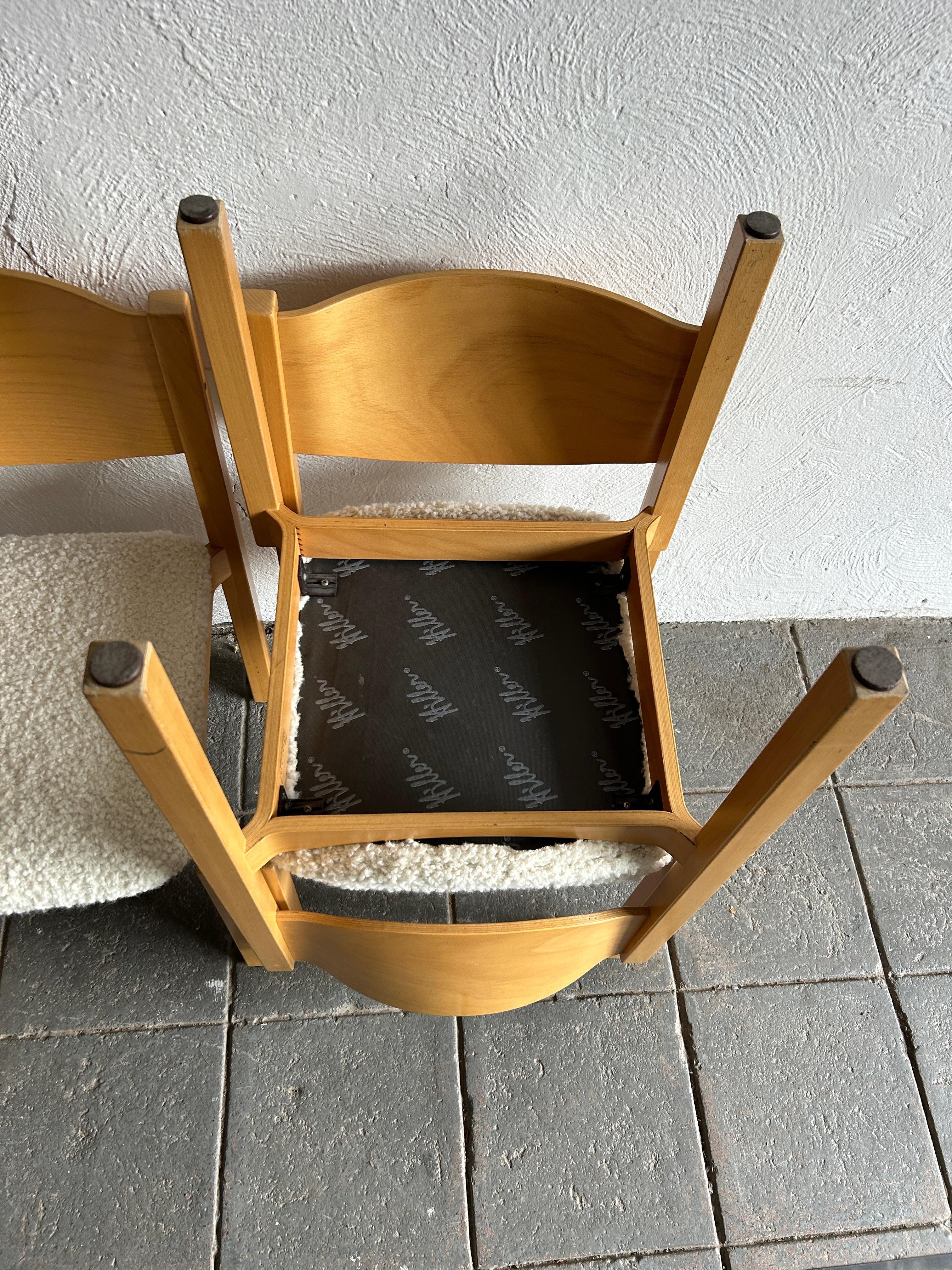 Satz von 8 skandinavisch-modernen Esszimmerstühlen aus Birke in Boucle  im Angebot 5