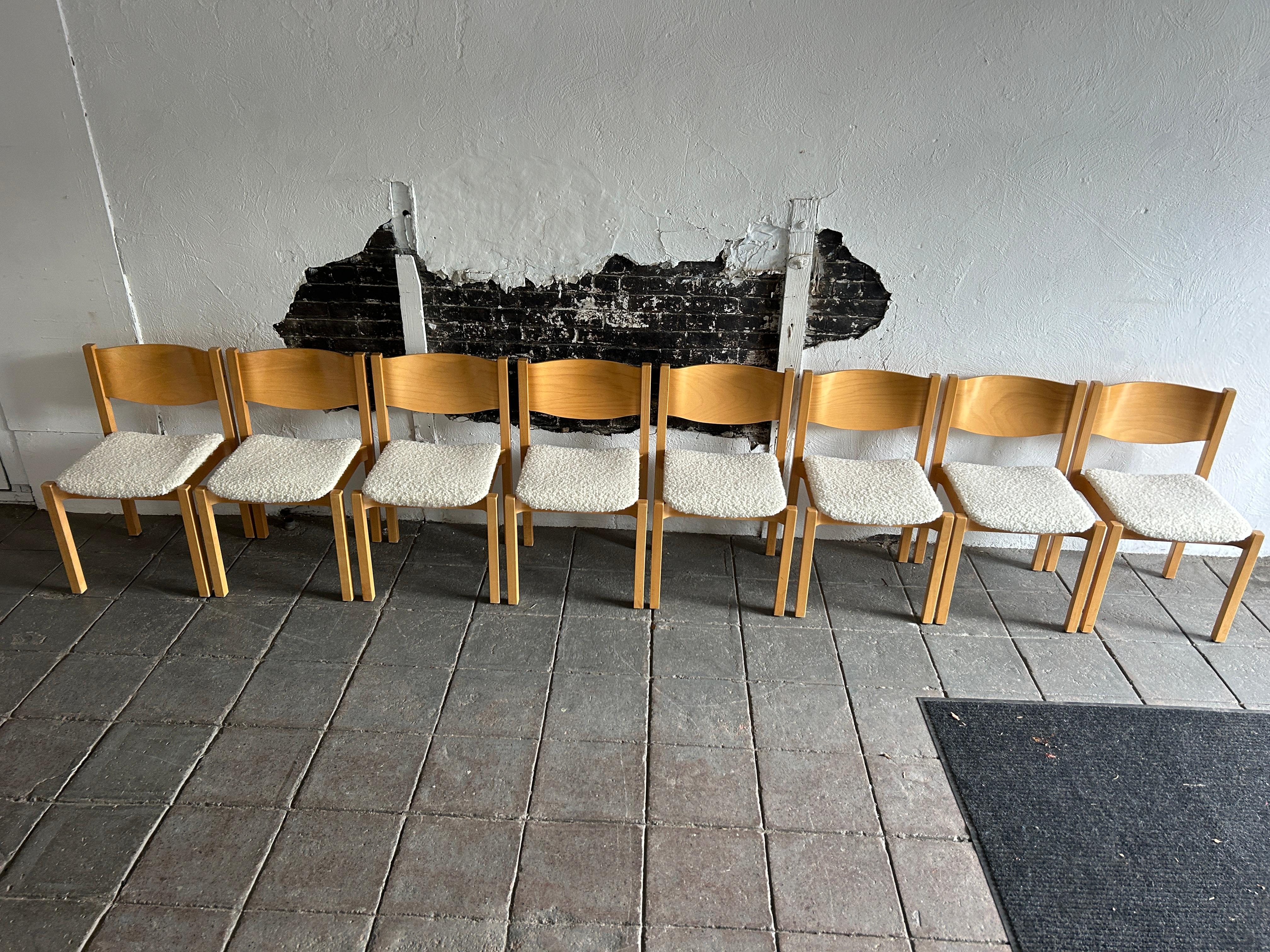 Satz von 8 skandinavisch-modernen Esszimmerstühlen aus Birke in Boucle  (Dänisch) im Angebot