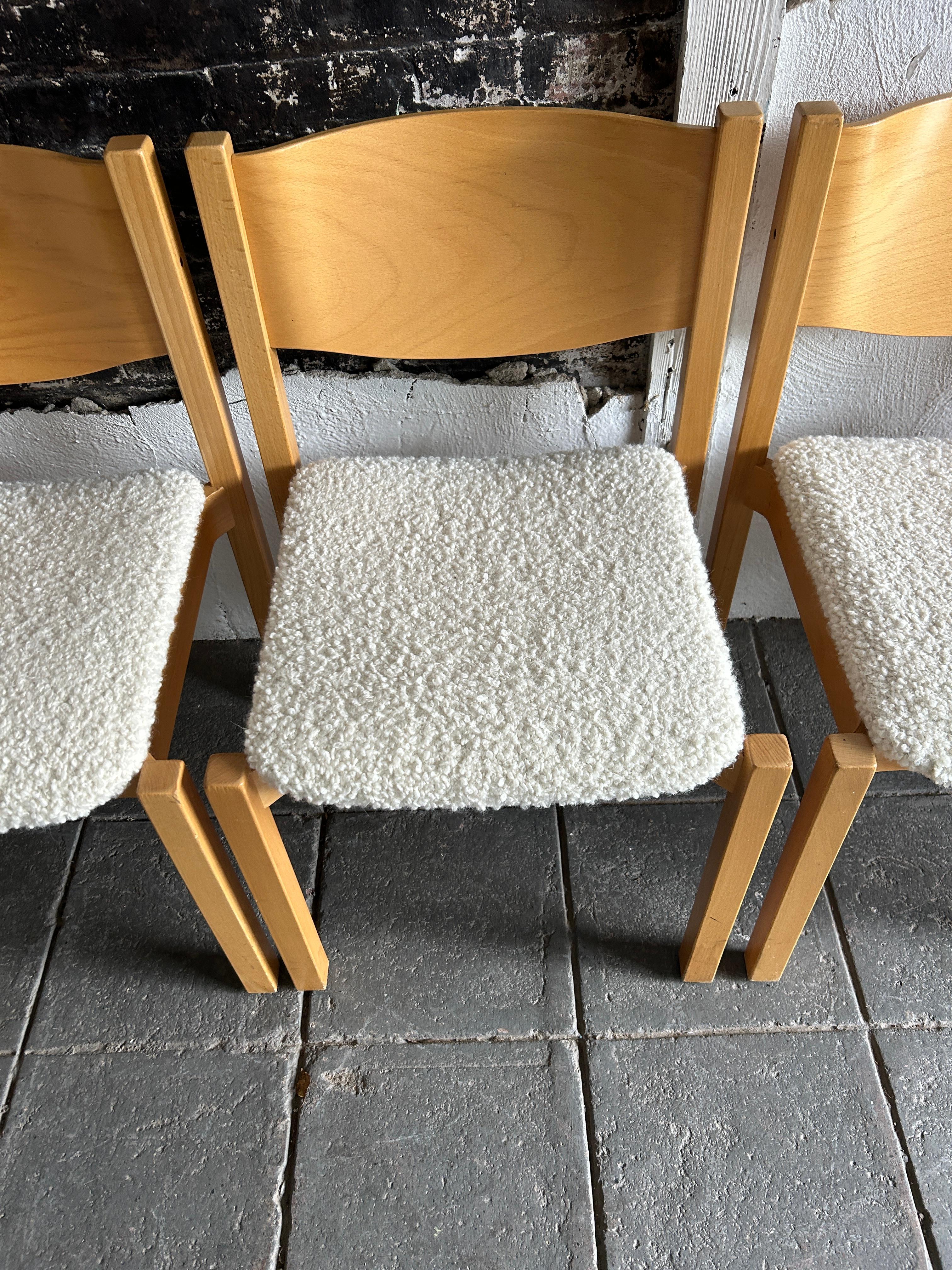 Satz von 8 skandinavisch-modernen Esszimmerstühlen aus Birke in Boucle  im Zustand „Gut“ im Angebot in BROOKLYN, NY
