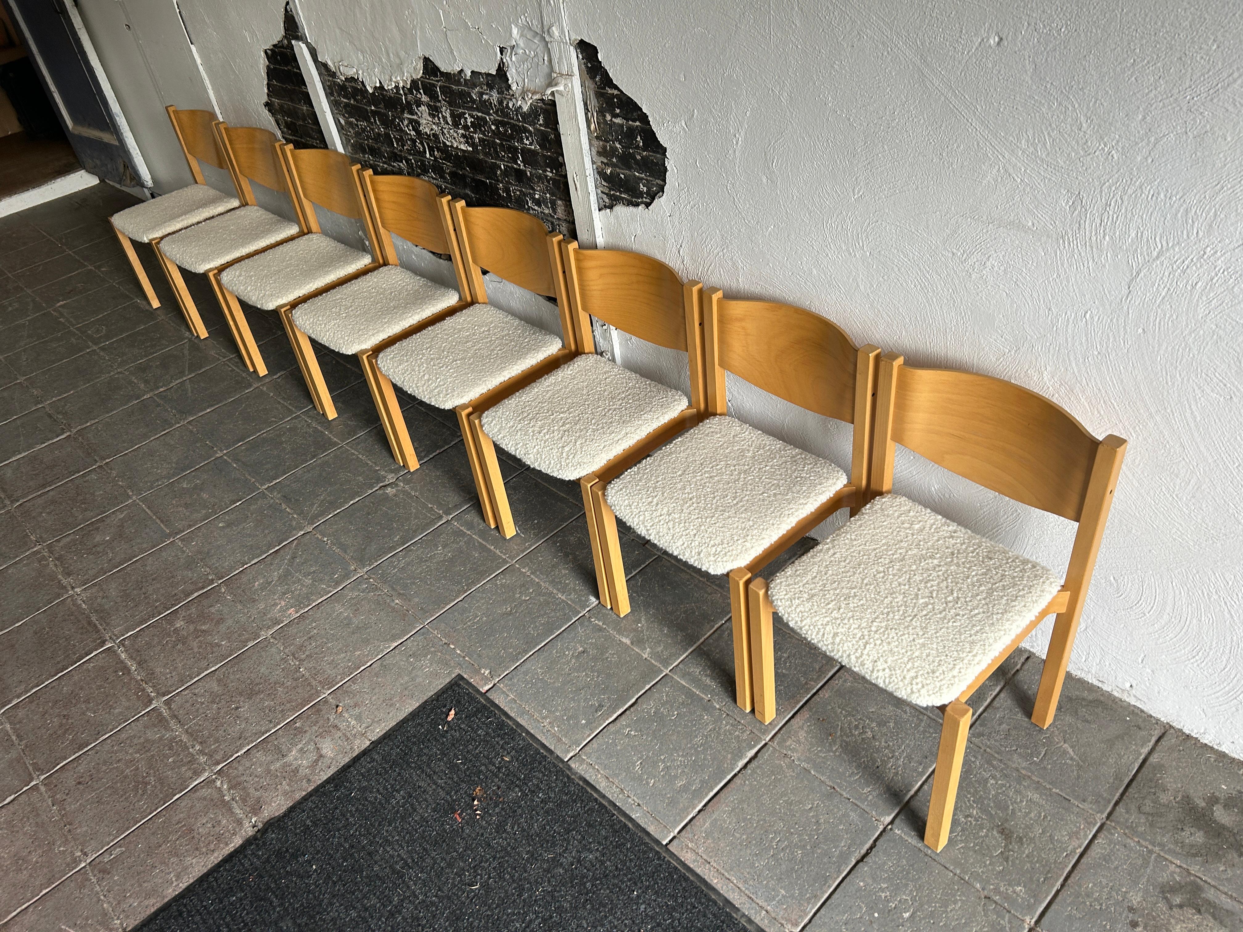 Satz von 8 skandinavisch-modernen Esszimmerstühlen aus Birke in Boucle  (Ende des 20. Jahrhunderts) im Angebot