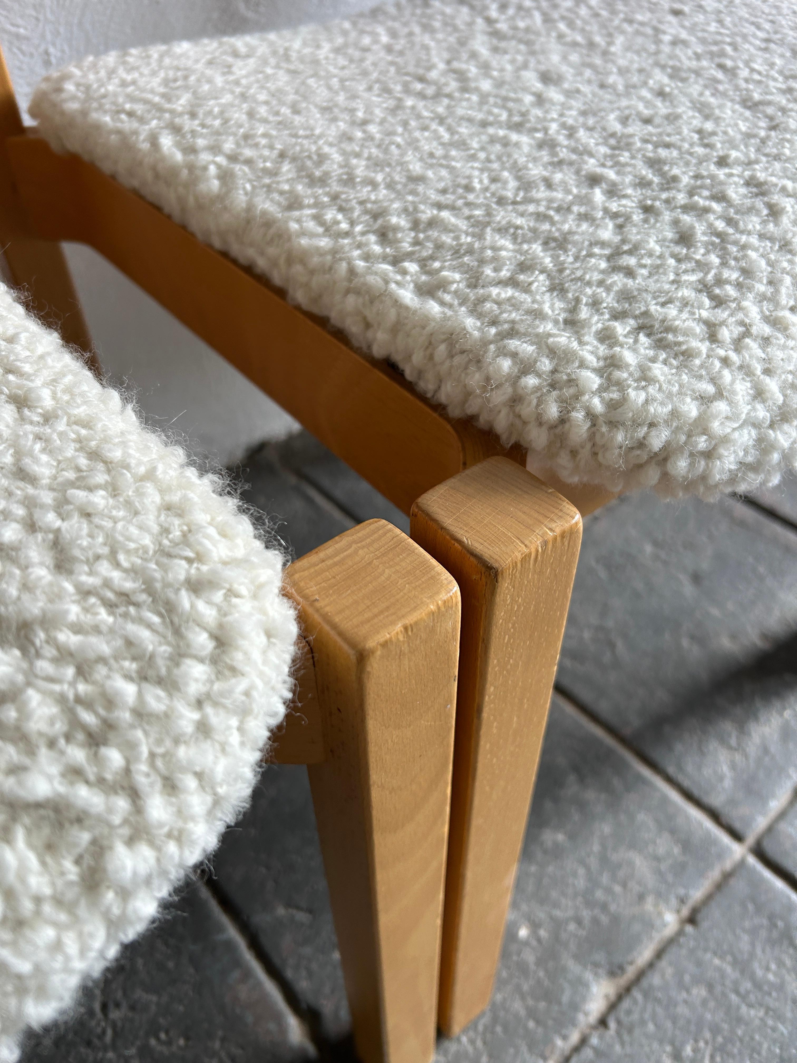 Bouclé Set di 8 sedie da pranzo in betulla moderne e scandinave in boucle in vendita