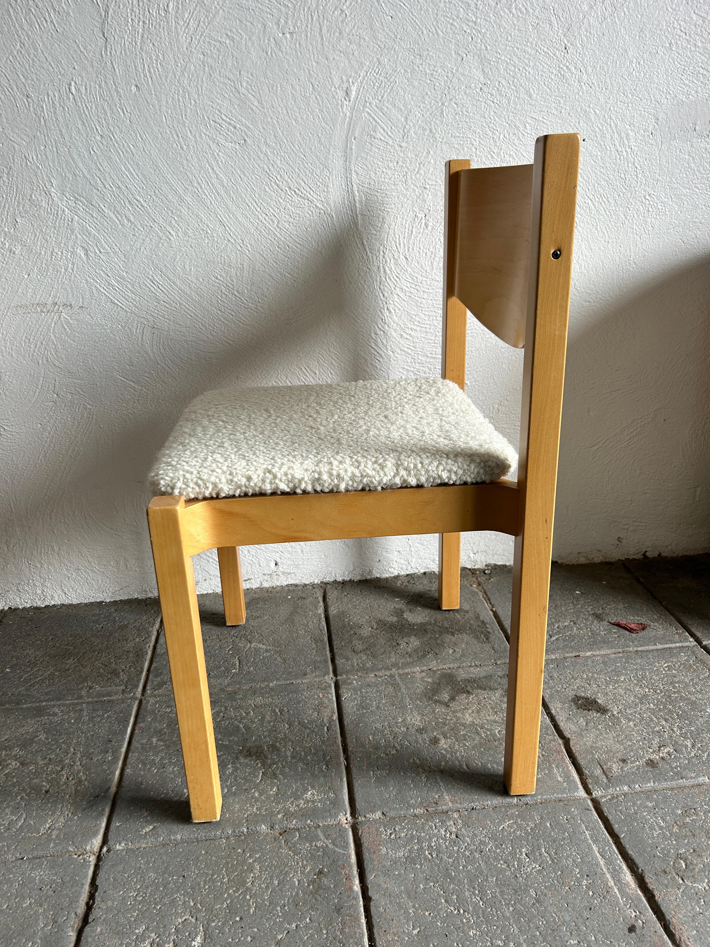 Satz von 8 skandinavisch-modernen Esszimmerstühlen aus Birke in Boucle  im Angebot 1