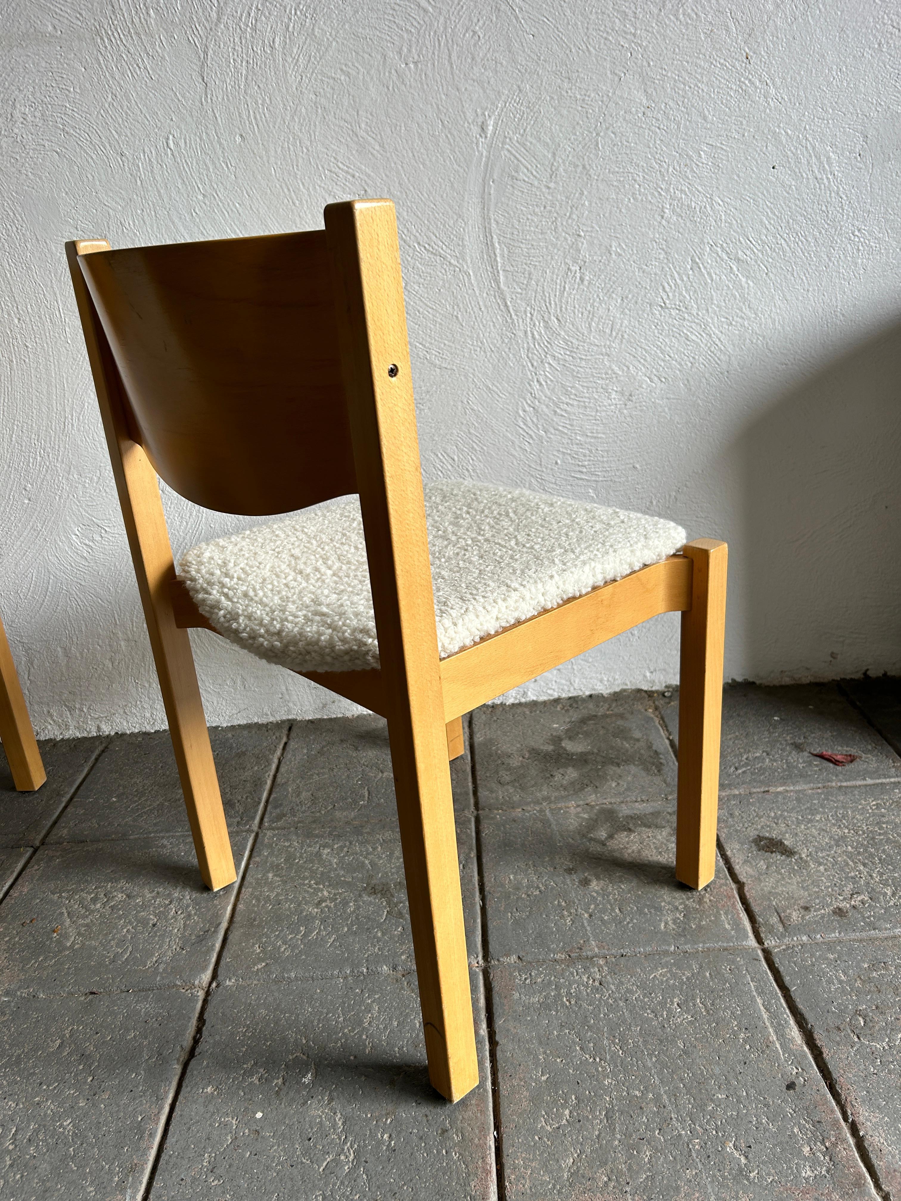 Satz von 8 skandinavisch-modernen Esszimmerstühlen aus Birke in Boucle  im Angebot 2