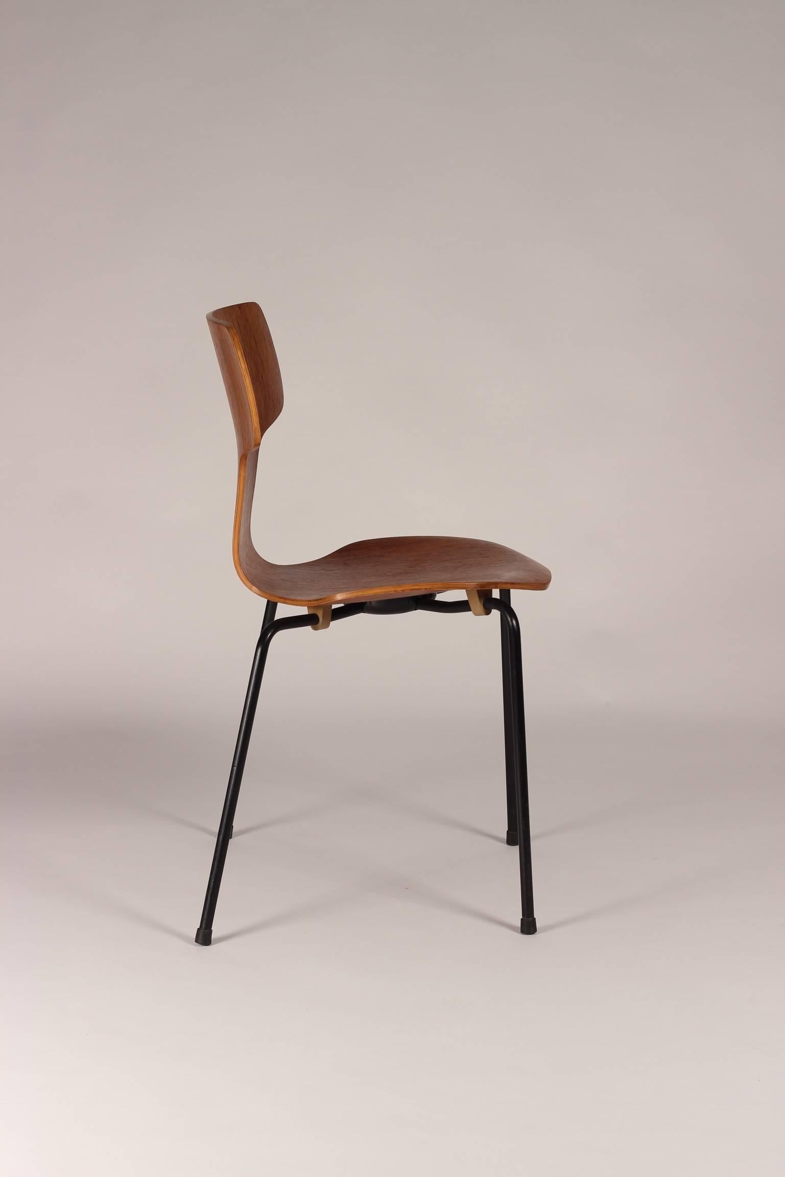 Mid Century Modern Set of 8 Model 3103 T-Chairs Designed by Arne Jacobsen In Good Condition In London, GB