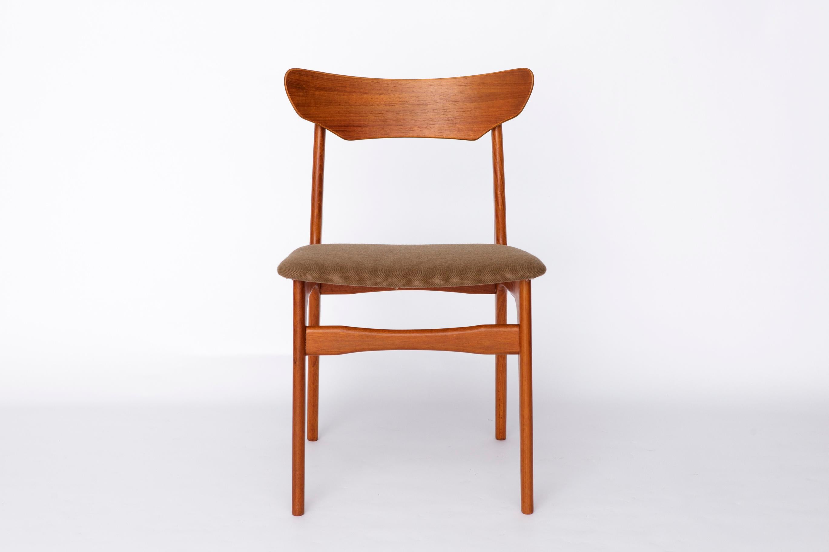 Set di 8 sedie Schiønning & Elgaard - Design danese degli anni '60 per HS Møbler, Teak restaurato e tappezzeria verde
Bellissimo set di otto sedie da pranzo disegnate da Schiønning & Elgaard per HS Møbler, Danimarca.
Modello originale degli anni