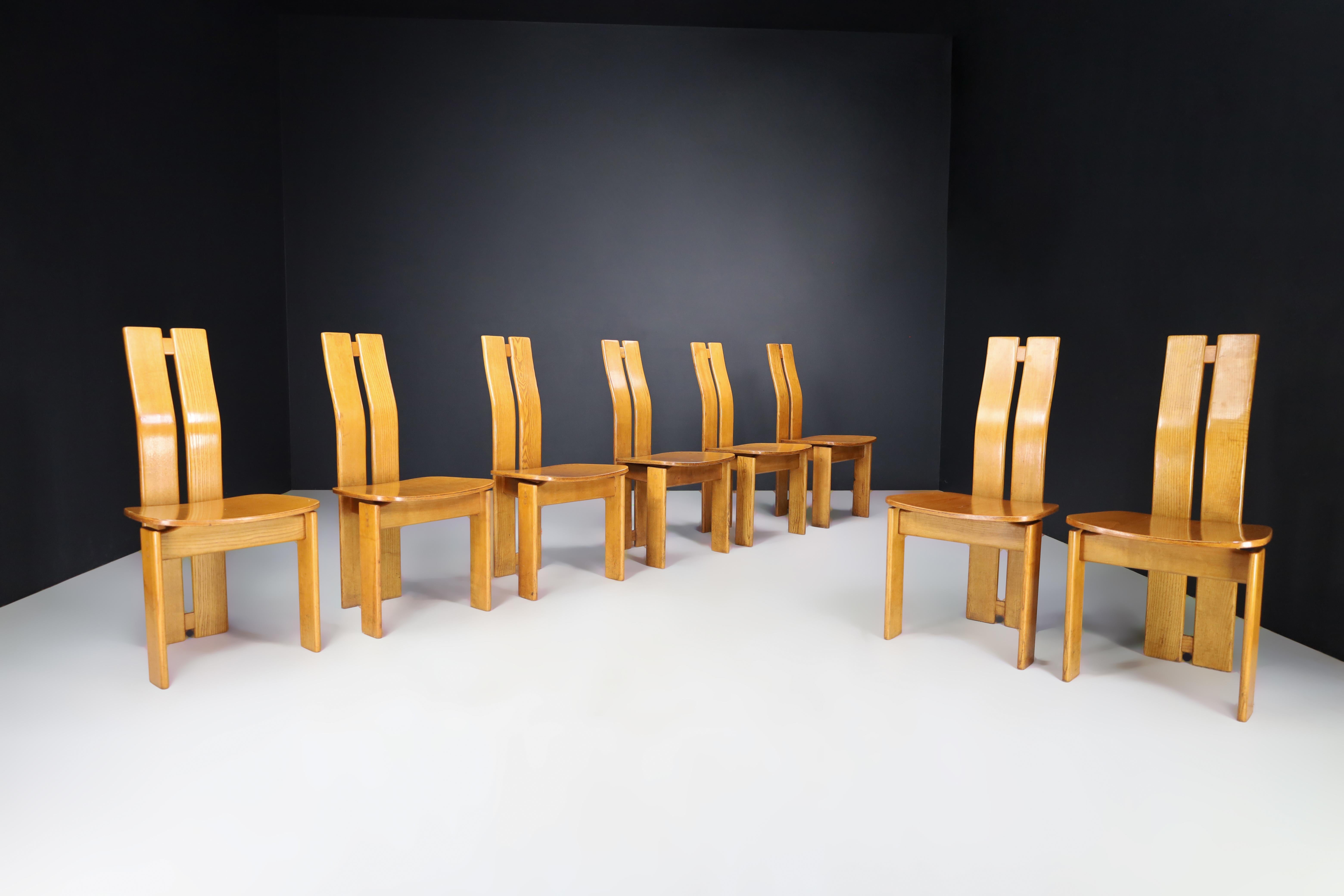 Set of 8 Sculptural Dining Chairs in Ash, France, 1970s

A striking set of eight sculptural dining chairs crafted from solid ash wood, produced in France during the 1970s. These chairs are a beautiful example of French modernist design—elegantly