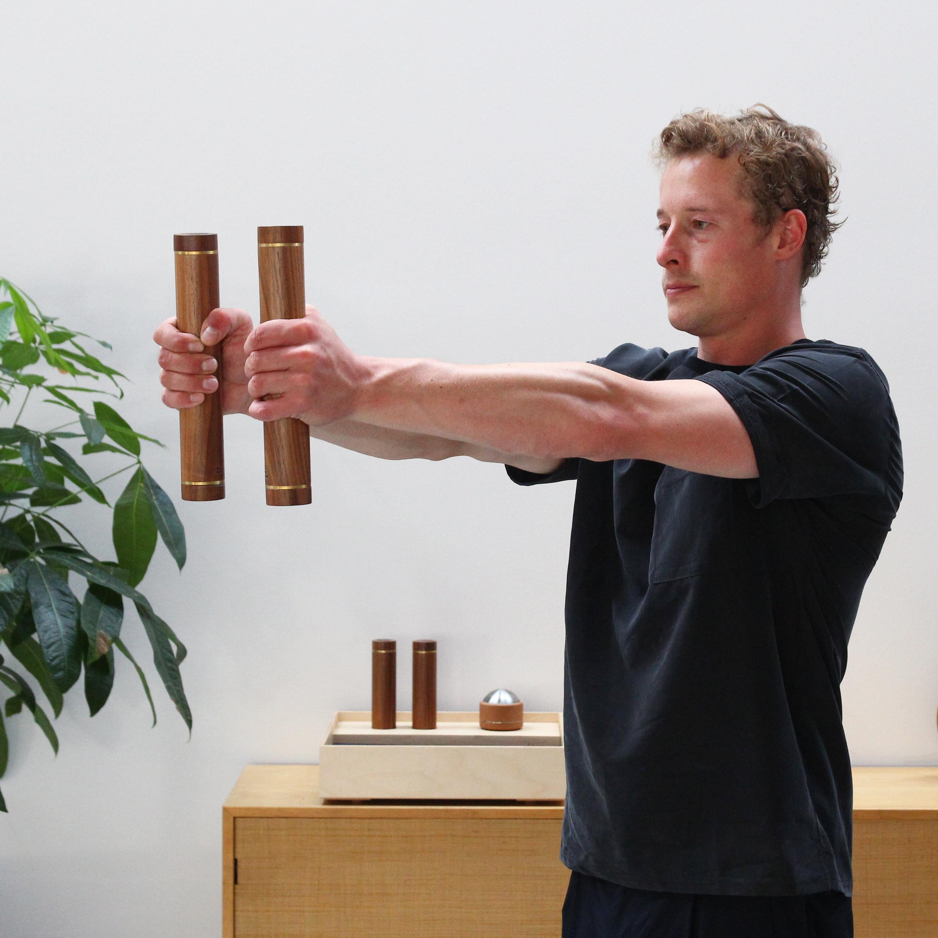 Set von 8 skulpturalen Dumbbells aus Nussbaumholz von Kenko Studio, Deutschland im Angebot 1