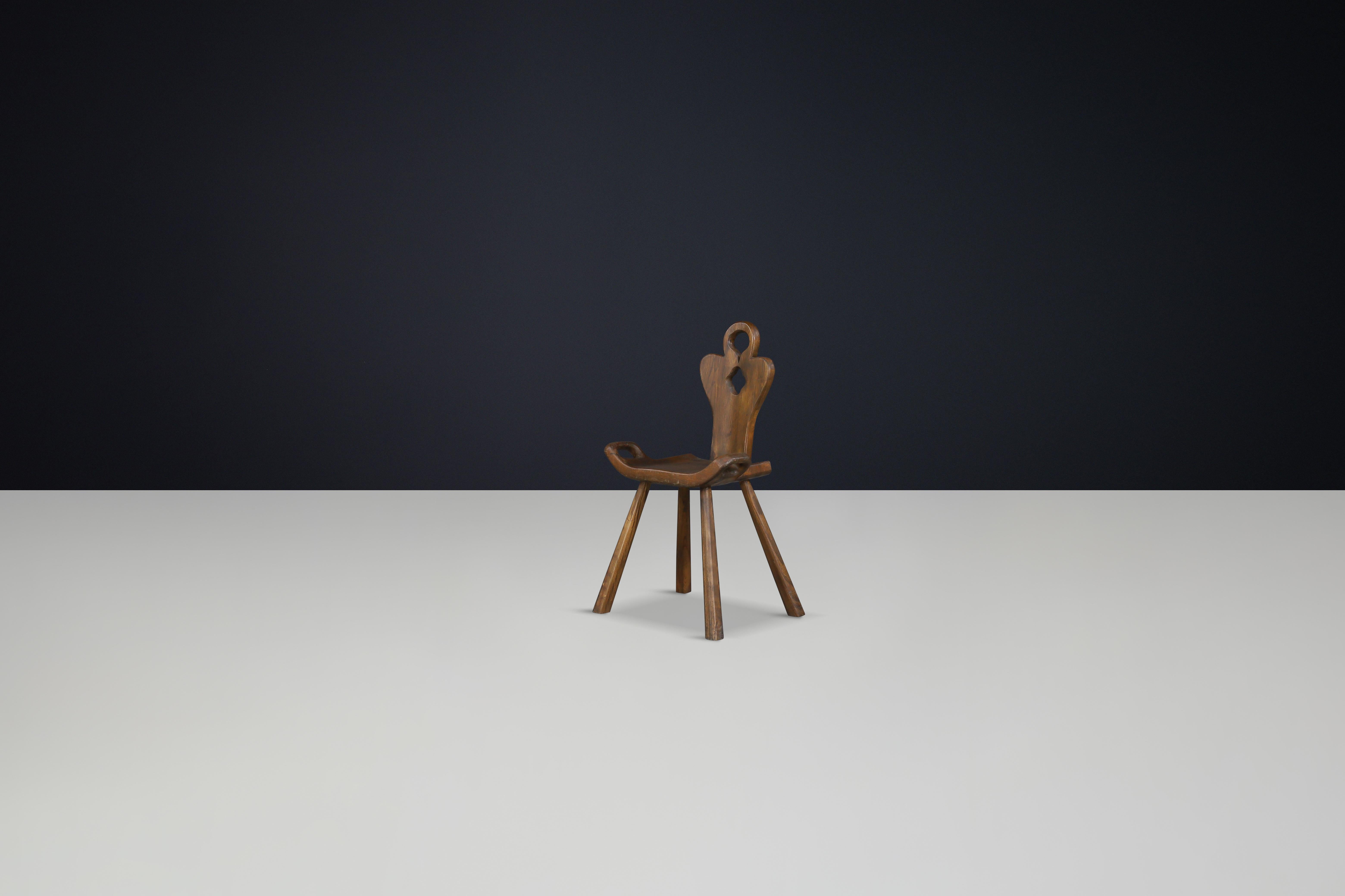 Set di 8 sedie scultoree alpine francesi in Oak massiccio, Francia, anni '50

Descrizione:
Un raro set di otto sedie scultoree alpine, realizzate a mano in Francia negli anni '50 con legno massiccio di quercia francese. Queste sedie riflettono le