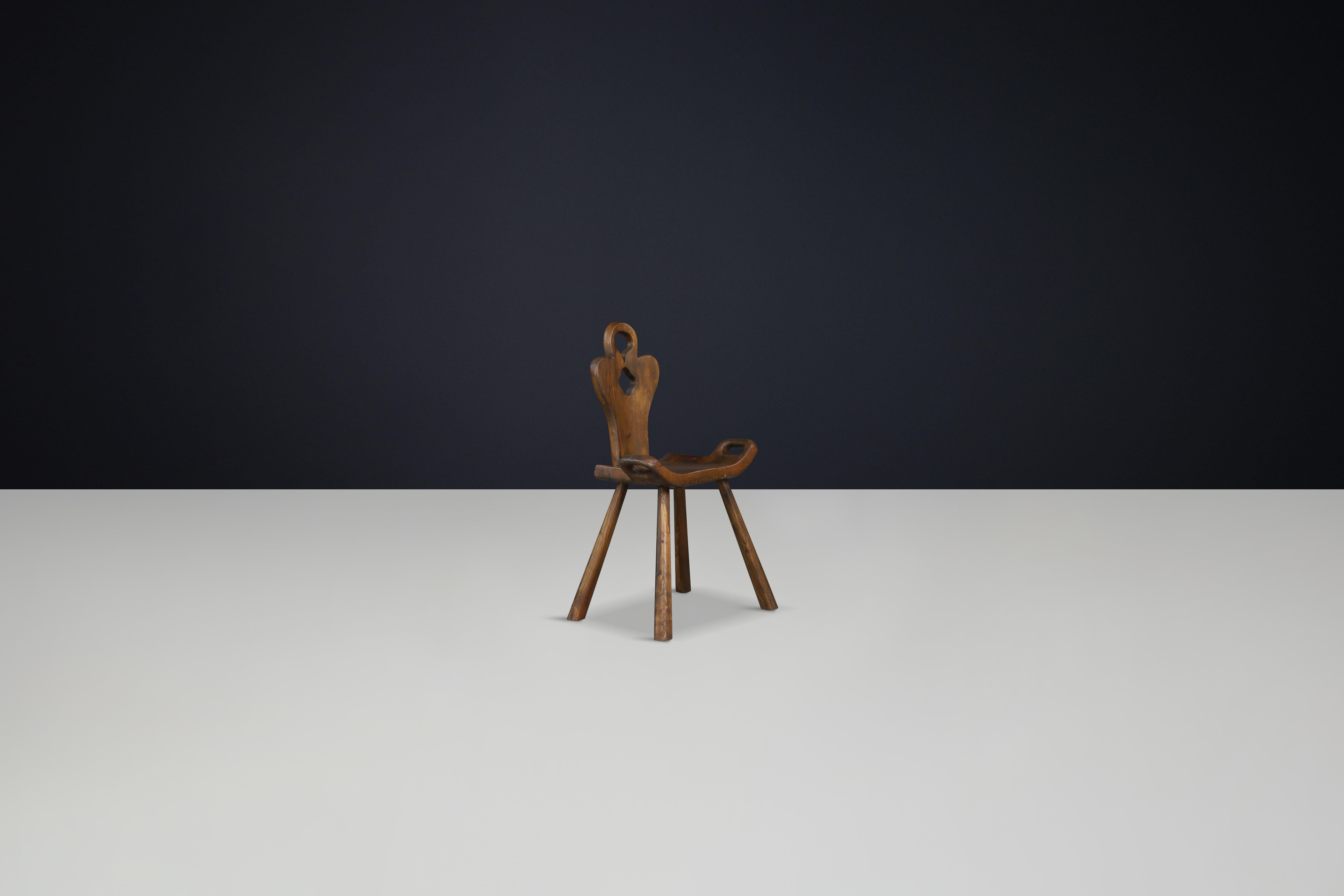 Arte popolare Set di 8 sedie scultoree alpine francesi in Oak massiccio, Francia, anni '50 in vendita