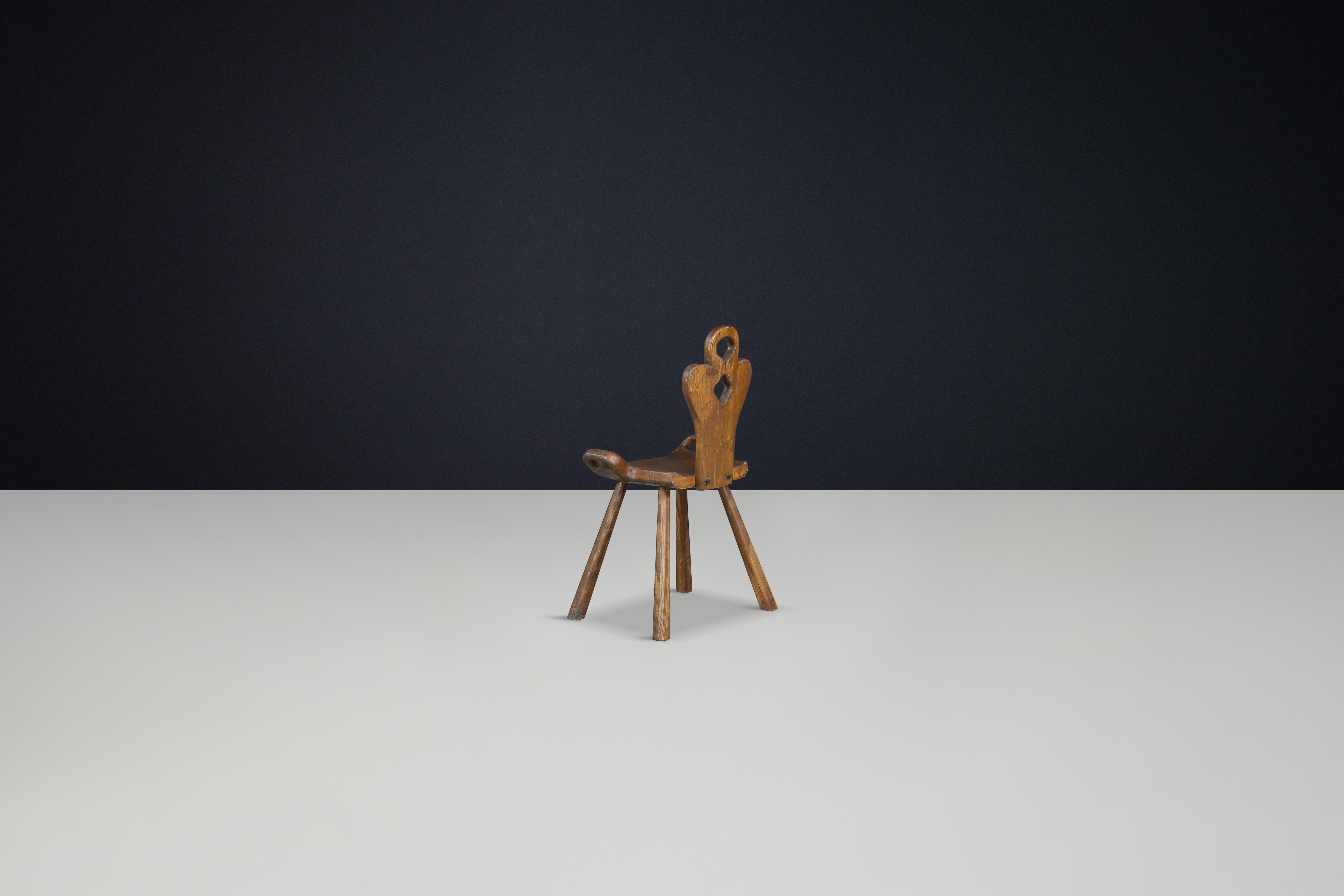 Set di 8 sedie scultoree alpine francesi in Oak massiccio, Francia, anni '50 In condizioni buone in vendita a Almelo, NL