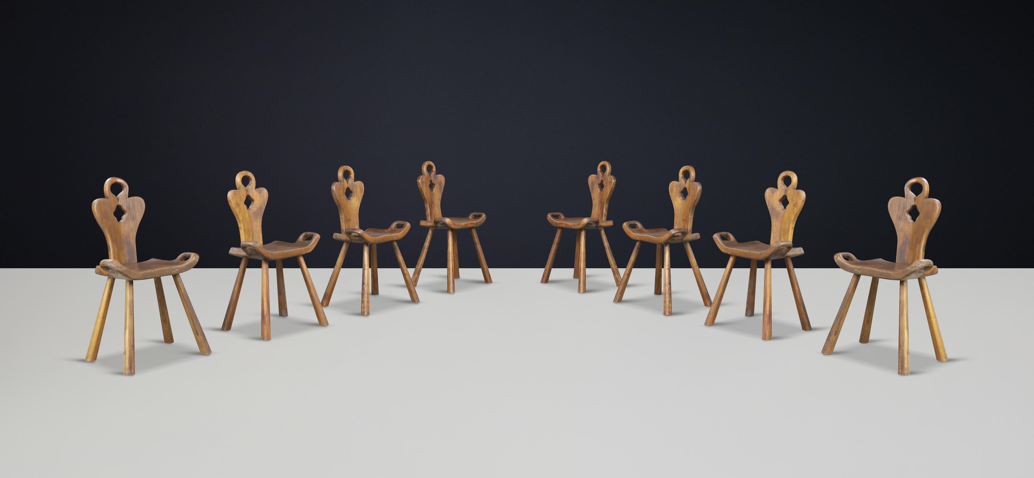 XX secolo Set di 8 sedie scultoree alpine francesi in Oak massiccio, Francia, anni '50 in vendita