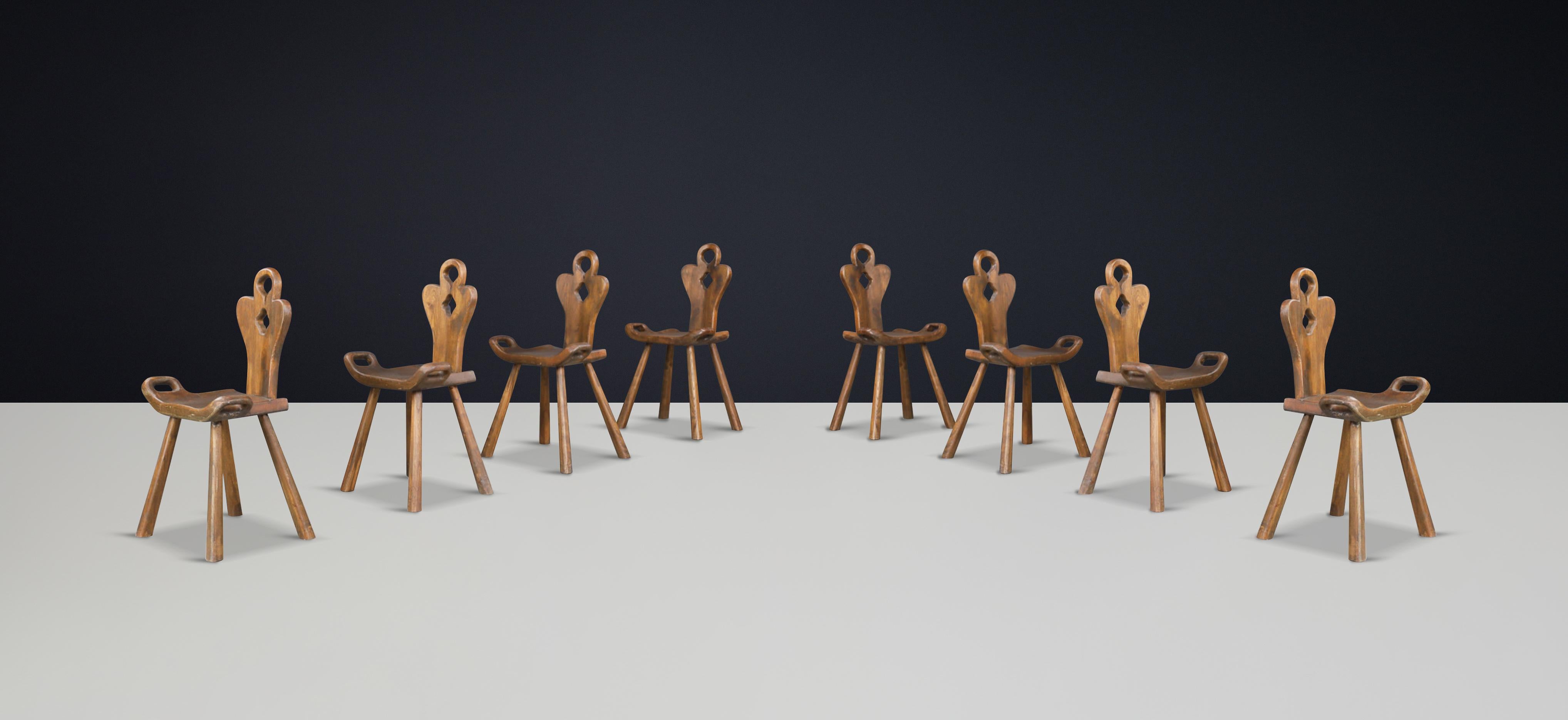 Set di 8 sedie scultoree alpine francesi in Oak massiccio, Francia, anni '50 in vendita 1