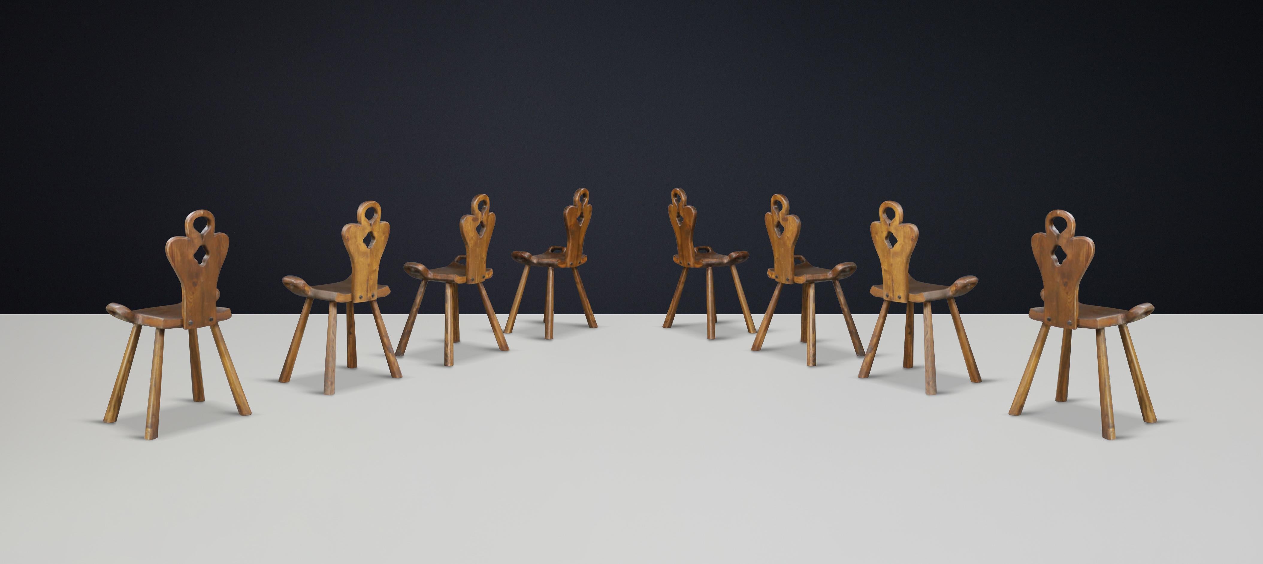 Set di 8 sedie scultoree alpine francesi in Oak massiccio, Francia, anni '50 in vendita 2