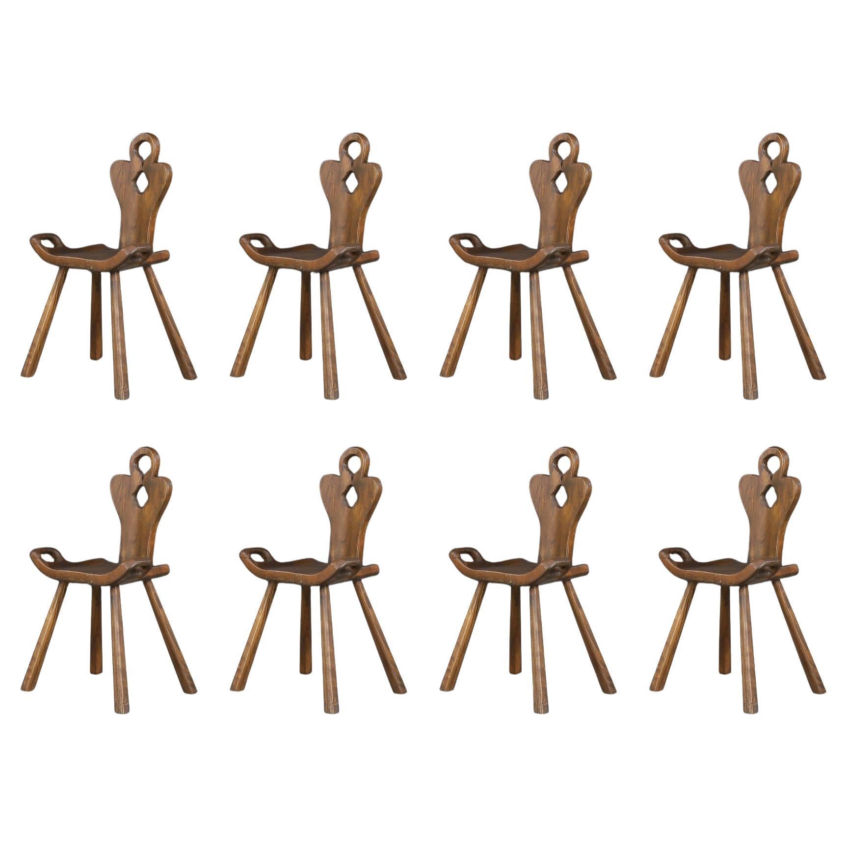Set di 8 sedie scultoree alpine francesi in Oak massiccio, Francia, anni '50 in vendita