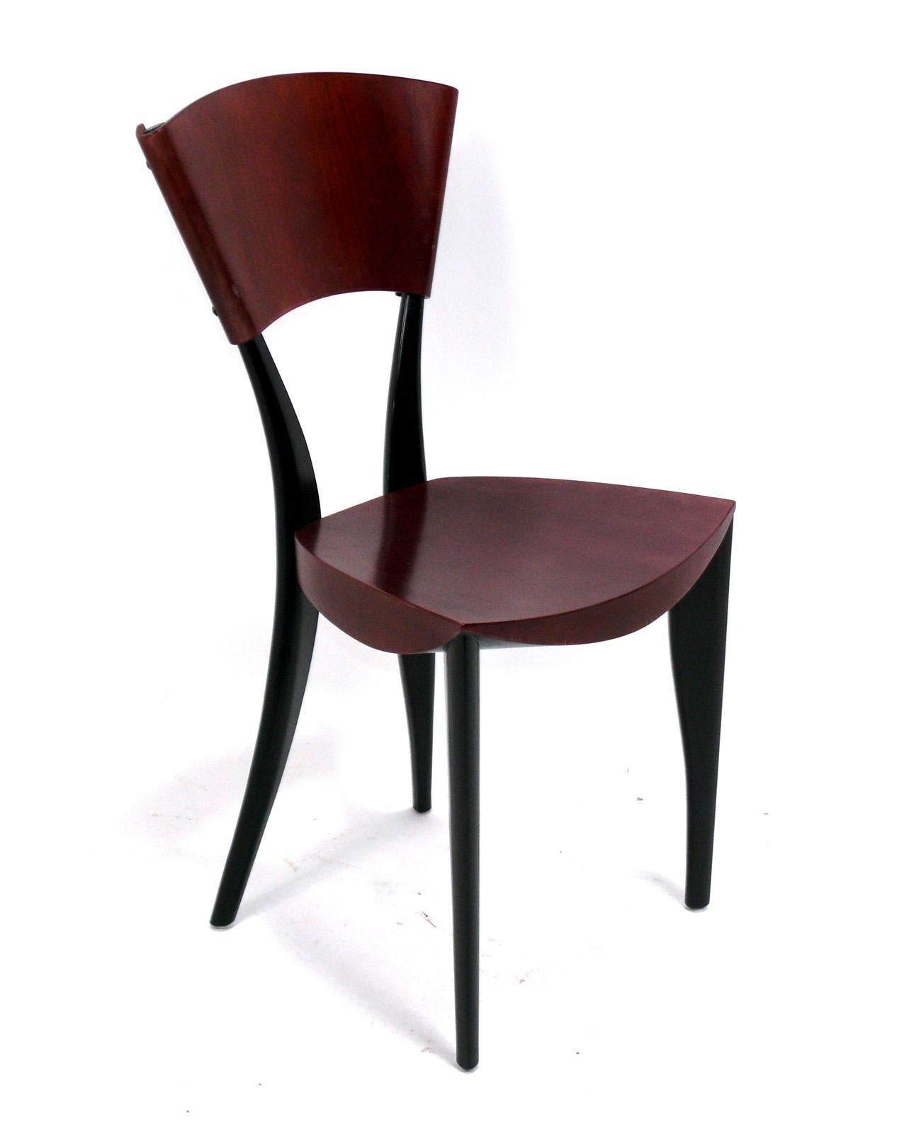 Ensemble de huit chaises de salle à manger italiennes sculpturales, conçues par Joseph Mancini et Gaby Fois Dorell pour Sawaya Moroni, Italie, vers les années 2000.