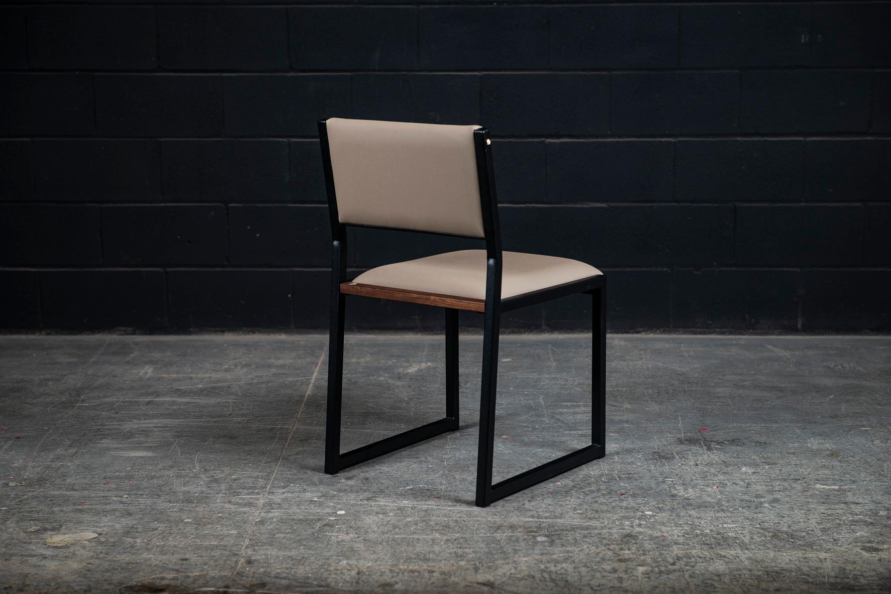 Hier ist ein Satz von 8 Shaker modernen Esszimmerstühlen. Sie werden auf Bestellung aus unserem einzigartigen, schwarz strukturierten AMBROZIA-Stahlrohrrahmen mit einer hochwertigen, mit Vinyl gepolsterten Sitzfläche und Rückenlehne handgefertigt.