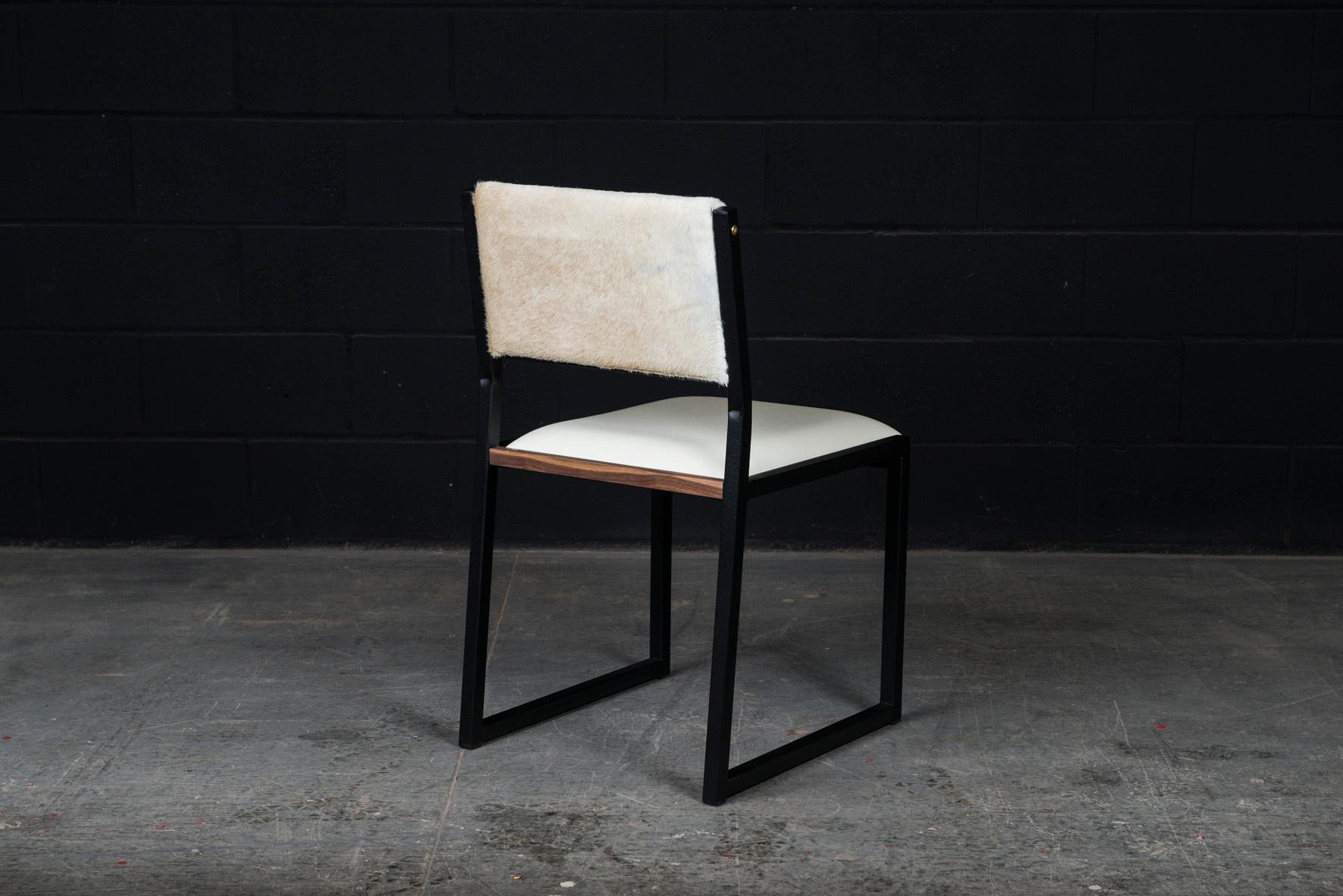 Moderne 8x chaises d'appoint modernes Shaker d'Ambrozia, noyer, acier noir, cuir et peau de vache en vente