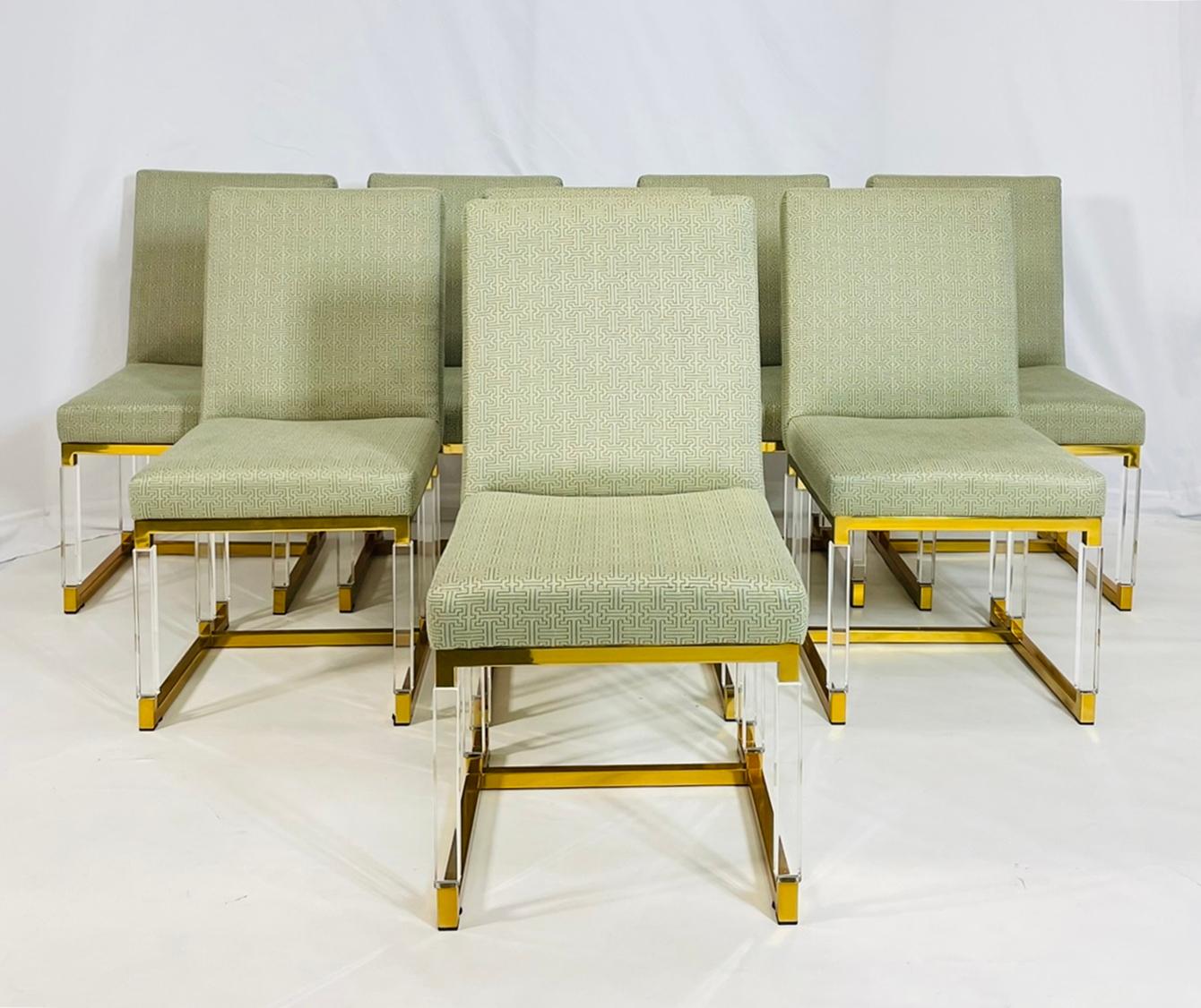 Eccezionale set di otto sedie da pranzo disegnate da Charles Hollis Jones della sua iconica Collection'S, tutte firmate a mano dall'artista. Queste sedie esemplificano la magistrale miscela di lucite, ottone ed eleganza imbottita di Jones, mostrando