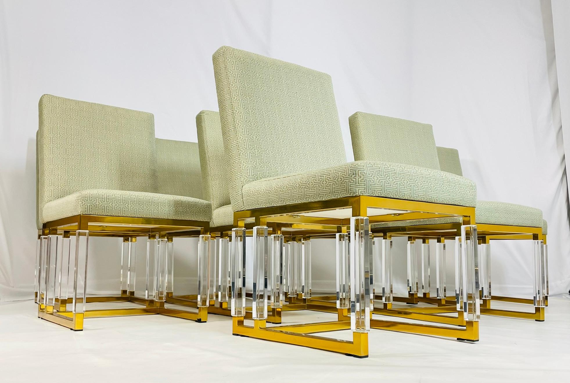 Set di 8 sedie da pranzo in lucite e ottone firmate Charles Hollis Jones, linea metrica In condizioni buone in vendita a Los Angeles, CA