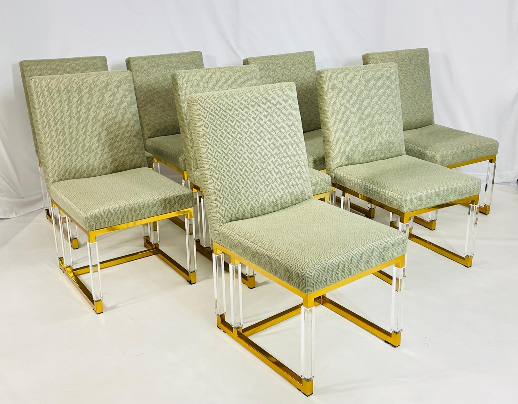 Fine XX secolo Set di 8 sedie da pranzo in lucite e ottone firmate Charles Hollis Jones, linea metrica in vendita