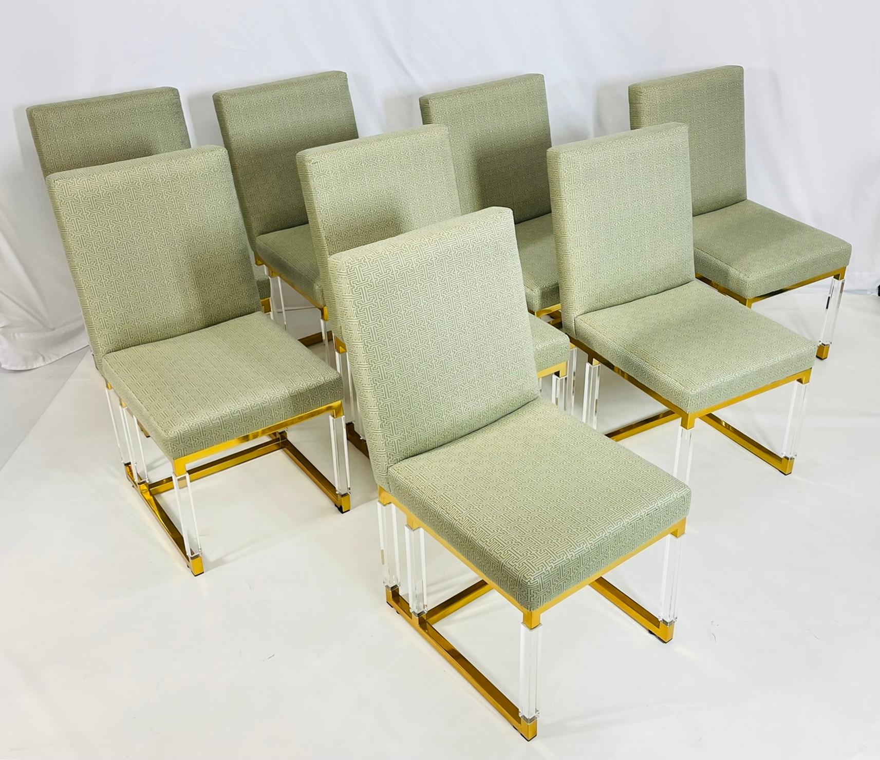 Ottone Set di 8 sedie da pranzo in lucite e ottone firmate Charles Hollis Jones, linea metrica in vendita