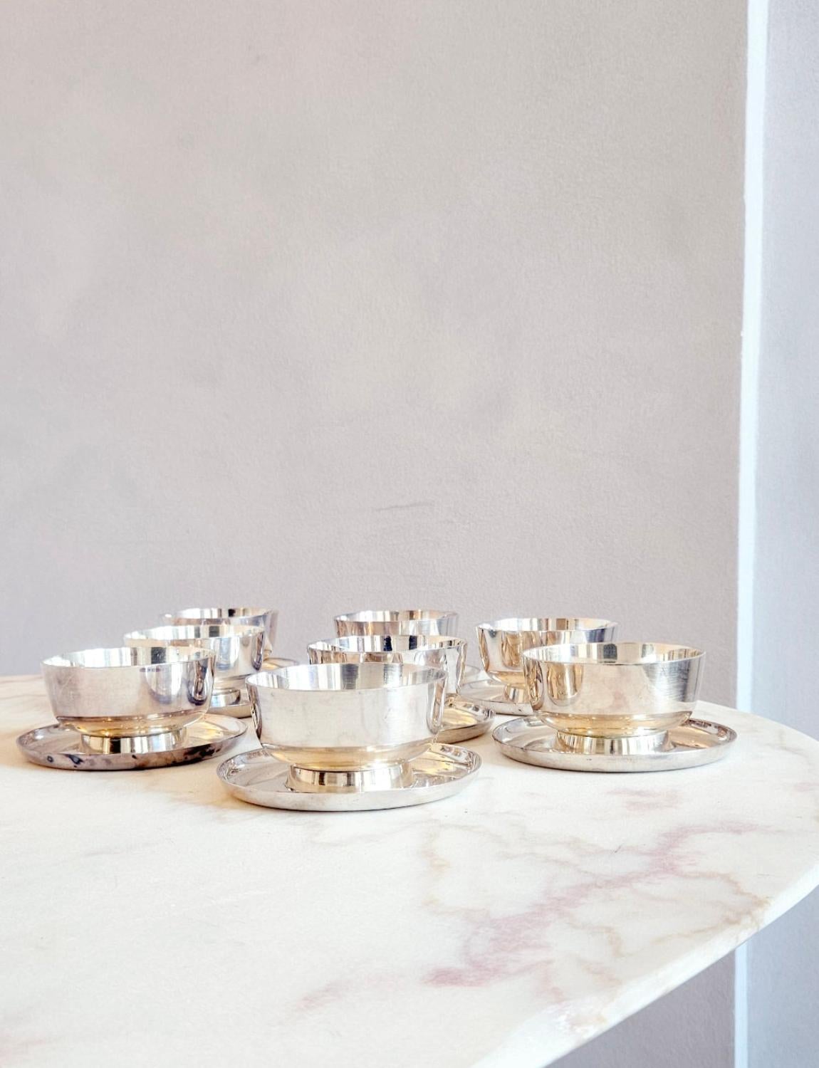 A superb set of 8 Krupp Milano gelato (or fruit salad bowls) with a built in base. All in very good condition. Once used for hotel silverware, they have a pleasing gentle patina.