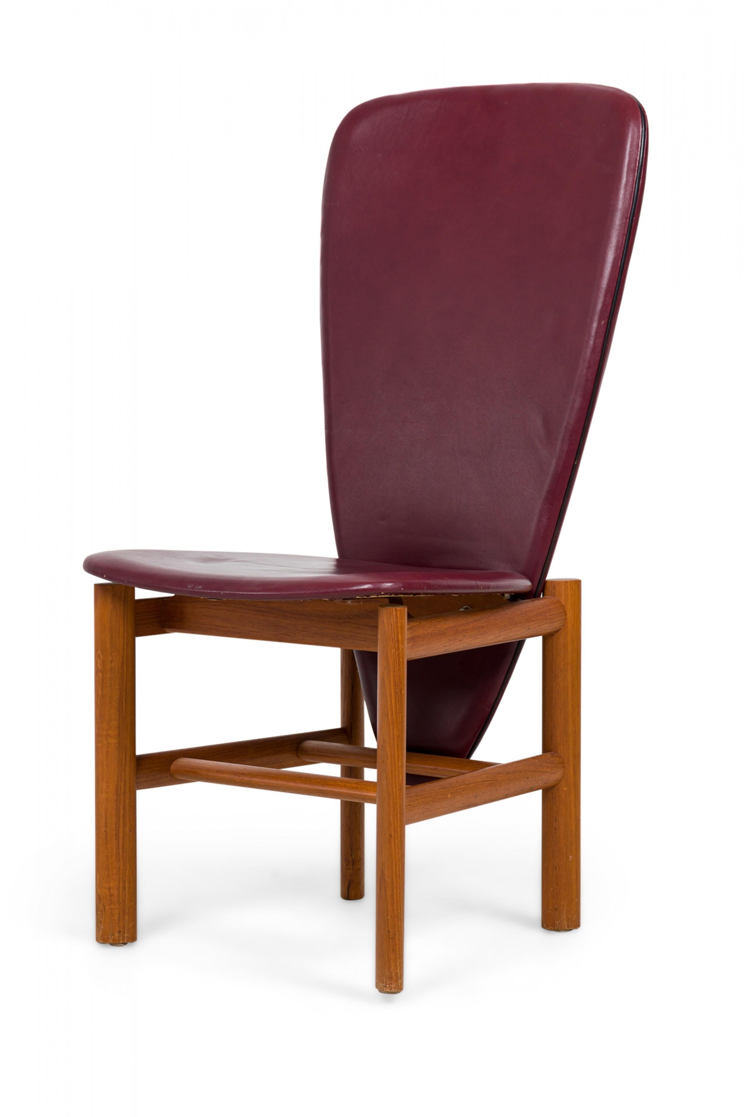 Mid-Century Modern Ensemble de 8 chaises de salle à manger Skovby Møbelfabrik Danish Modern Teck Red Upholstered en vente