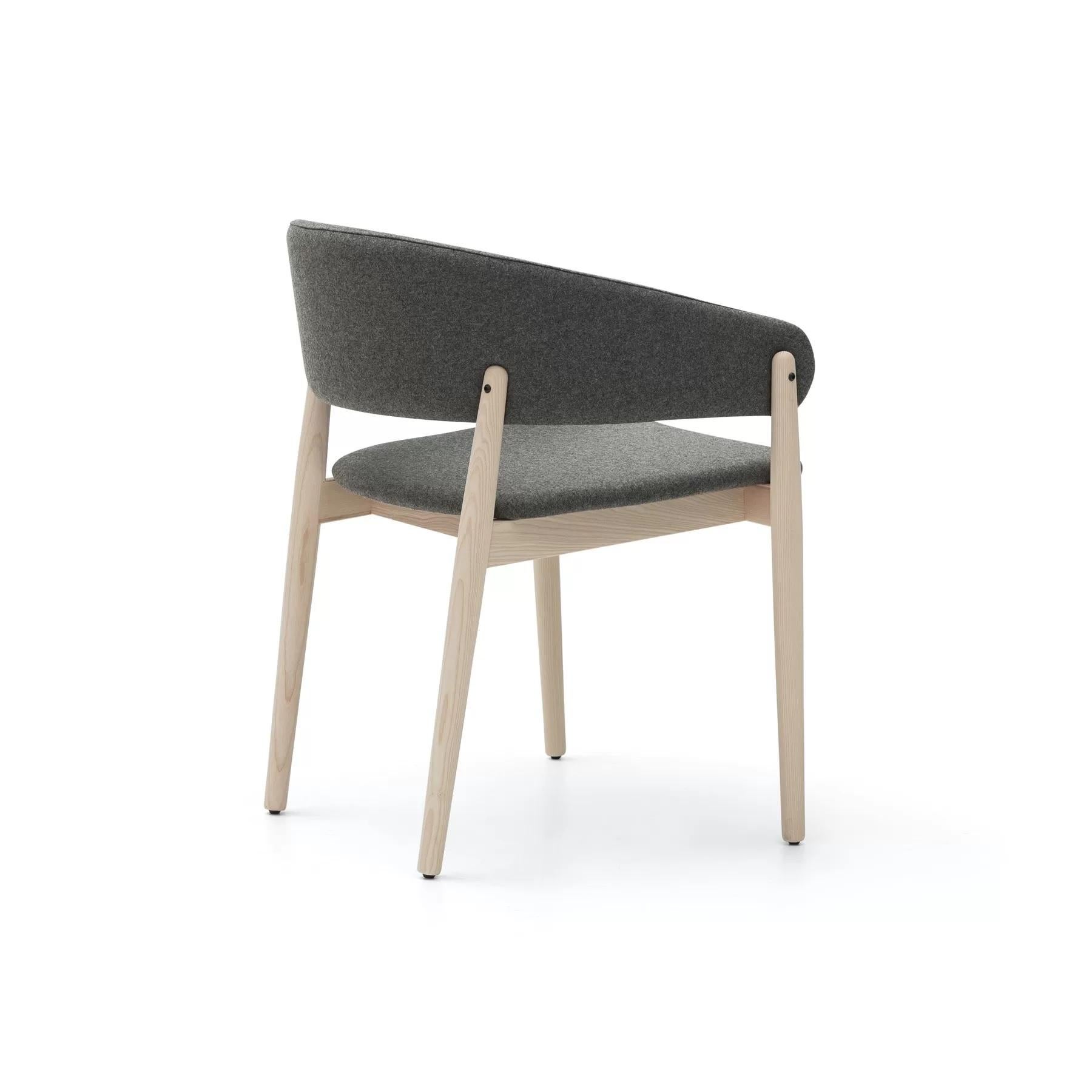 Set Of 8 Slope Dining Chairs Featuring an Ergonomic Backrest im Zustand „Neu“ im Angebot in NEW YORK, NY