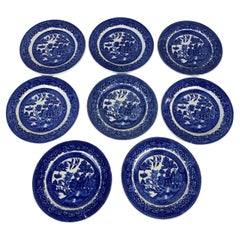 Ensemble de 8 petites assiettes anciennes anglaises en faïence de Delft de John Maddock & Sons