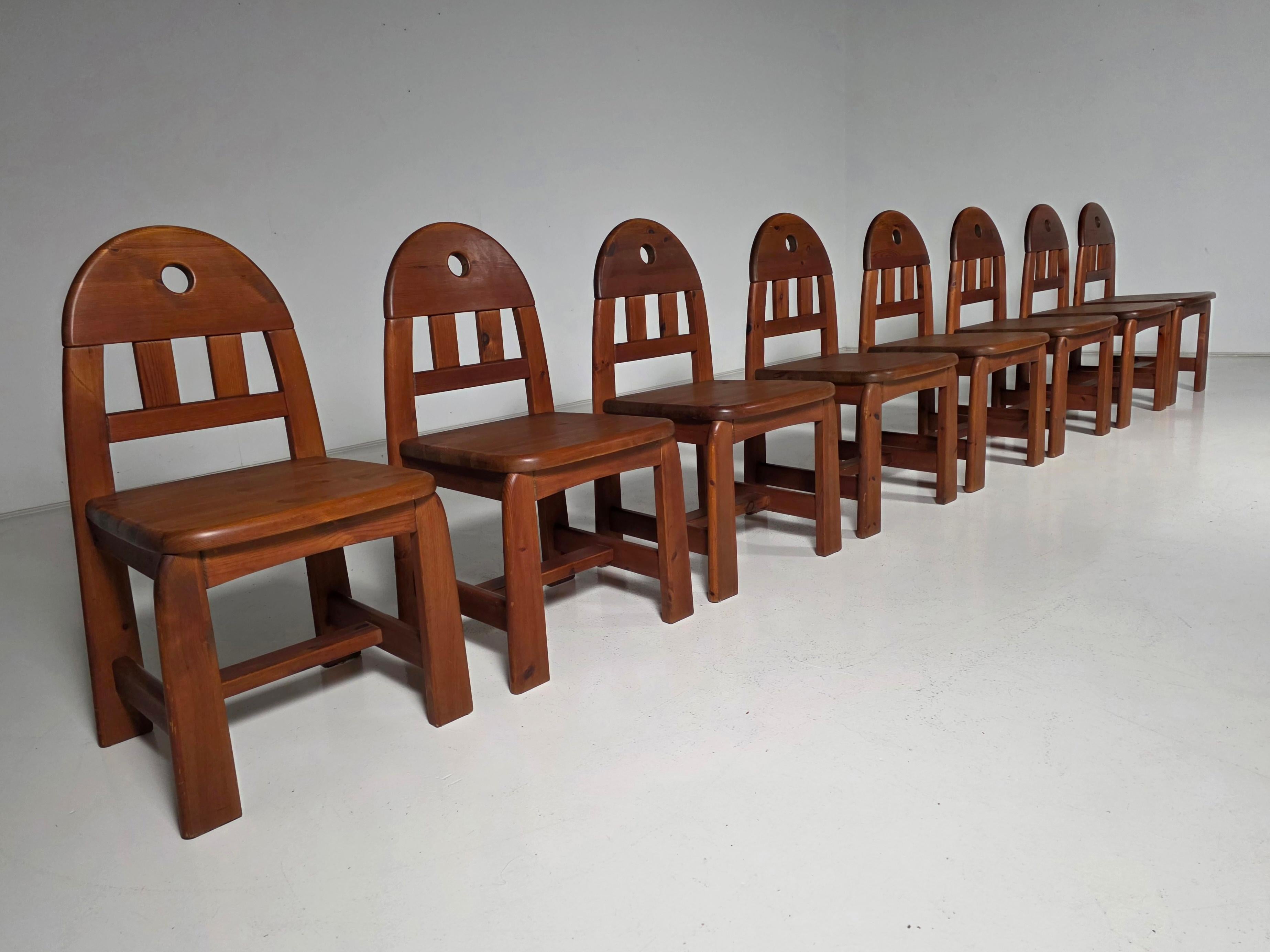 Set di 8 sedie da pranzo brutaliste in legno di pino massiccio di Wasa Mobel degli anni '70. Sedie ingombranti con un comfort di seduta incredibile grazie alla parte superiore dello schienale leggermente curvata.

Definite da linee pulite e morbide