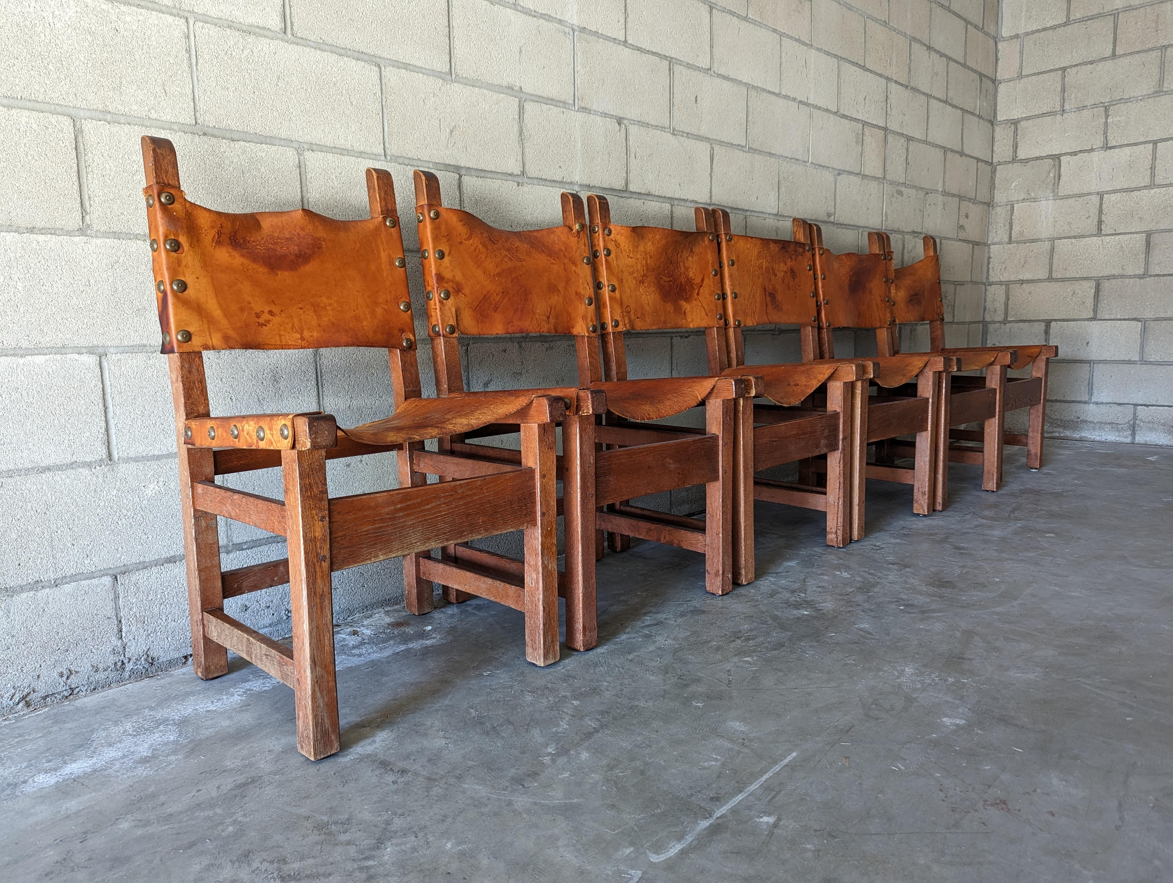 Ensemble de 8 chaises de salle à manger espagnoles fabriquées à la main en chêne et cuir clouté cognac 3
