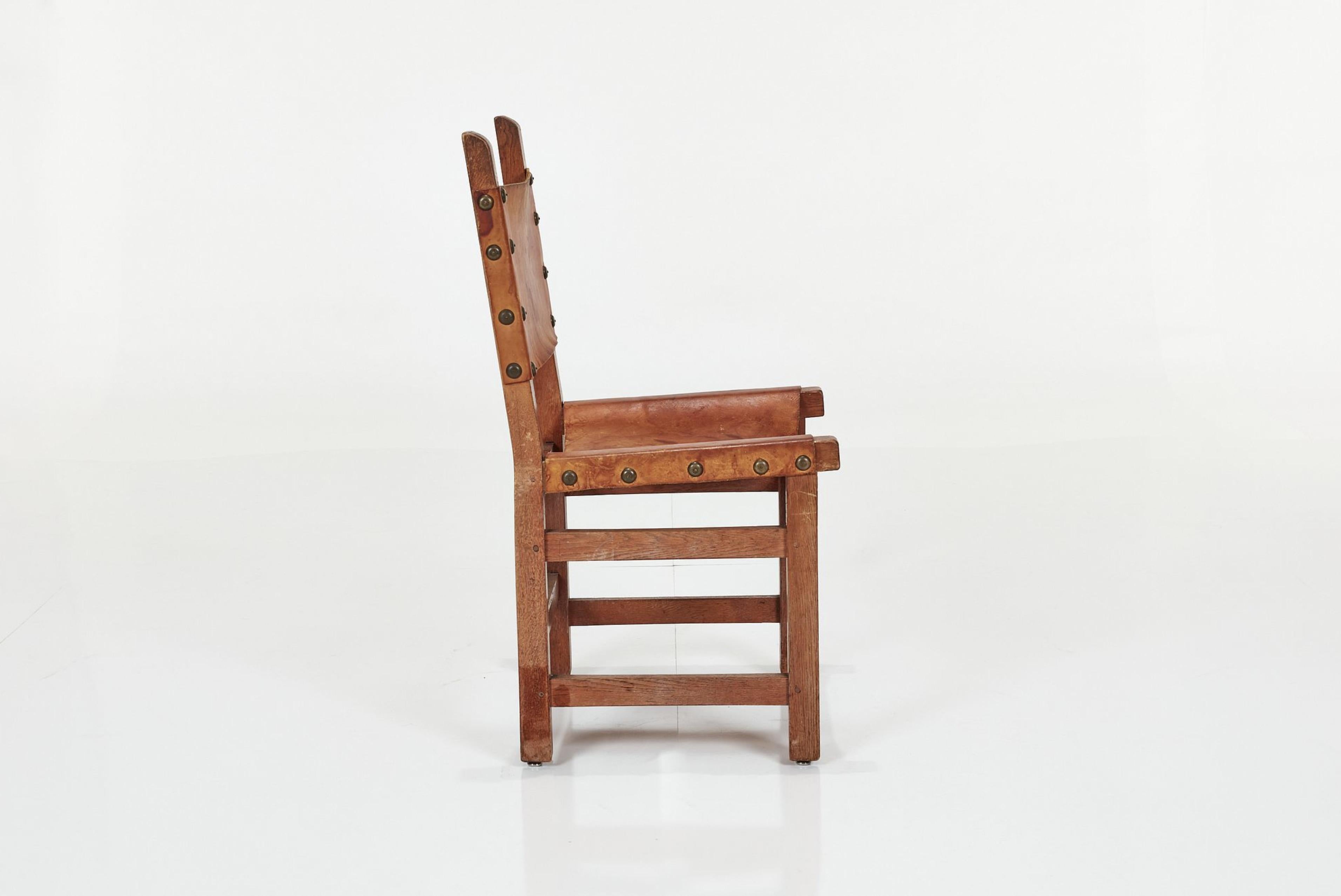 Set di 8 sedie da pranzo artigianali spagnole in Oak e pelle borchiata Cognac in vendita 3