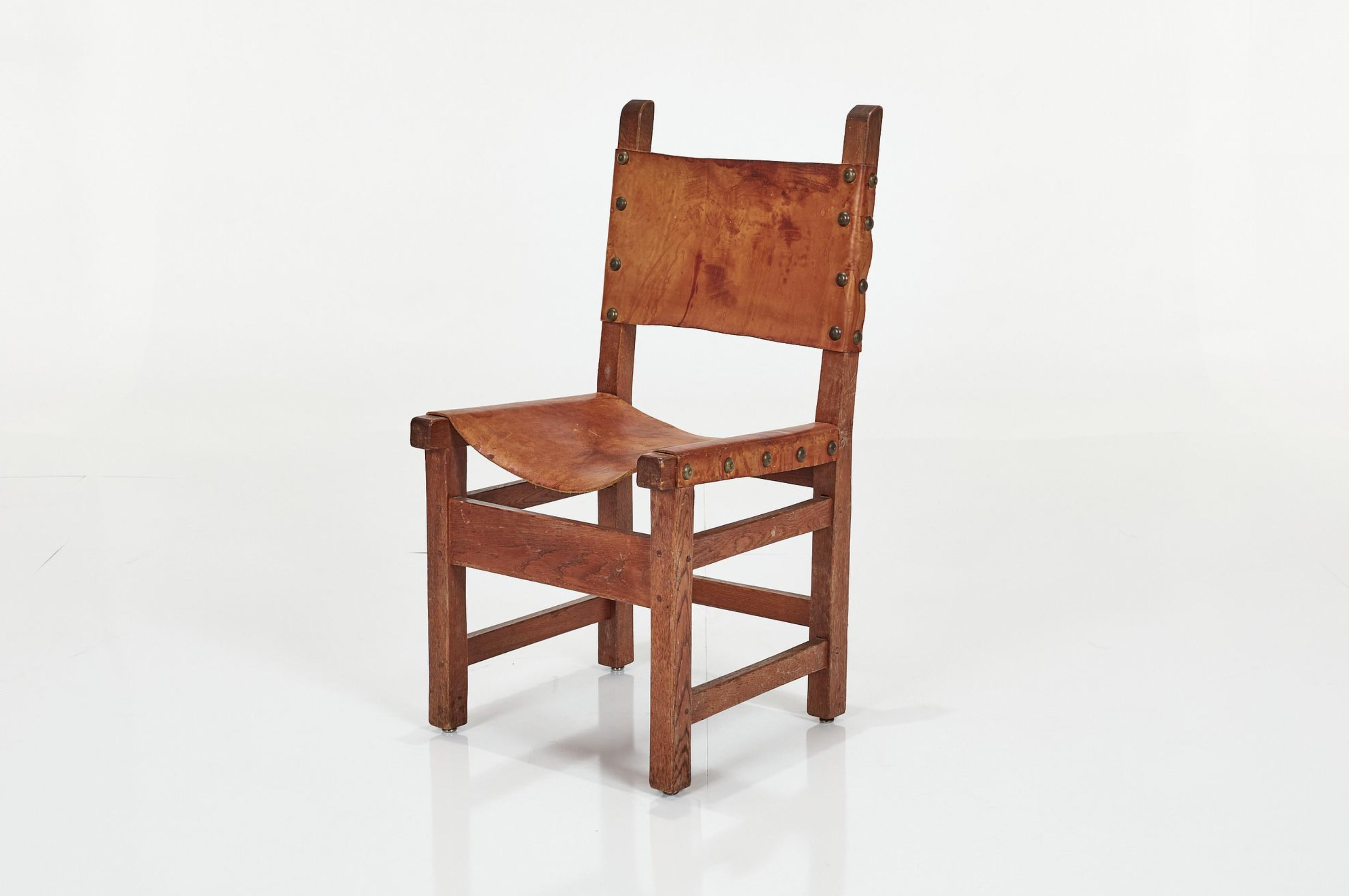 Set di 8 sedie da pranzo artigianali spagnole in Oak e pelle borchiata Cognac in vendita 5