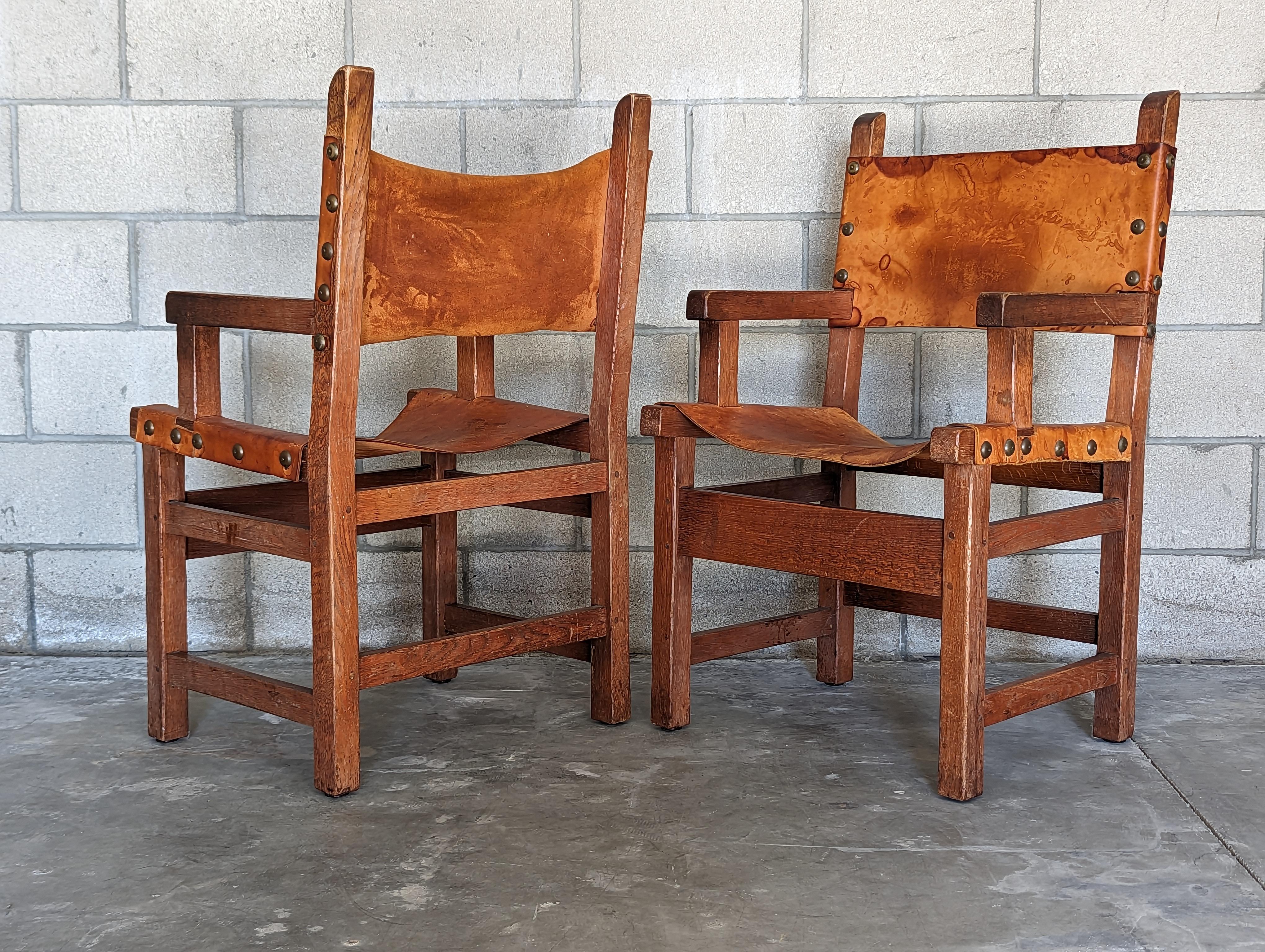 Ensemble de 8 chaises de salle à manger espagnoles fabriquées à la main en chêne et cuir clouté cognac 6