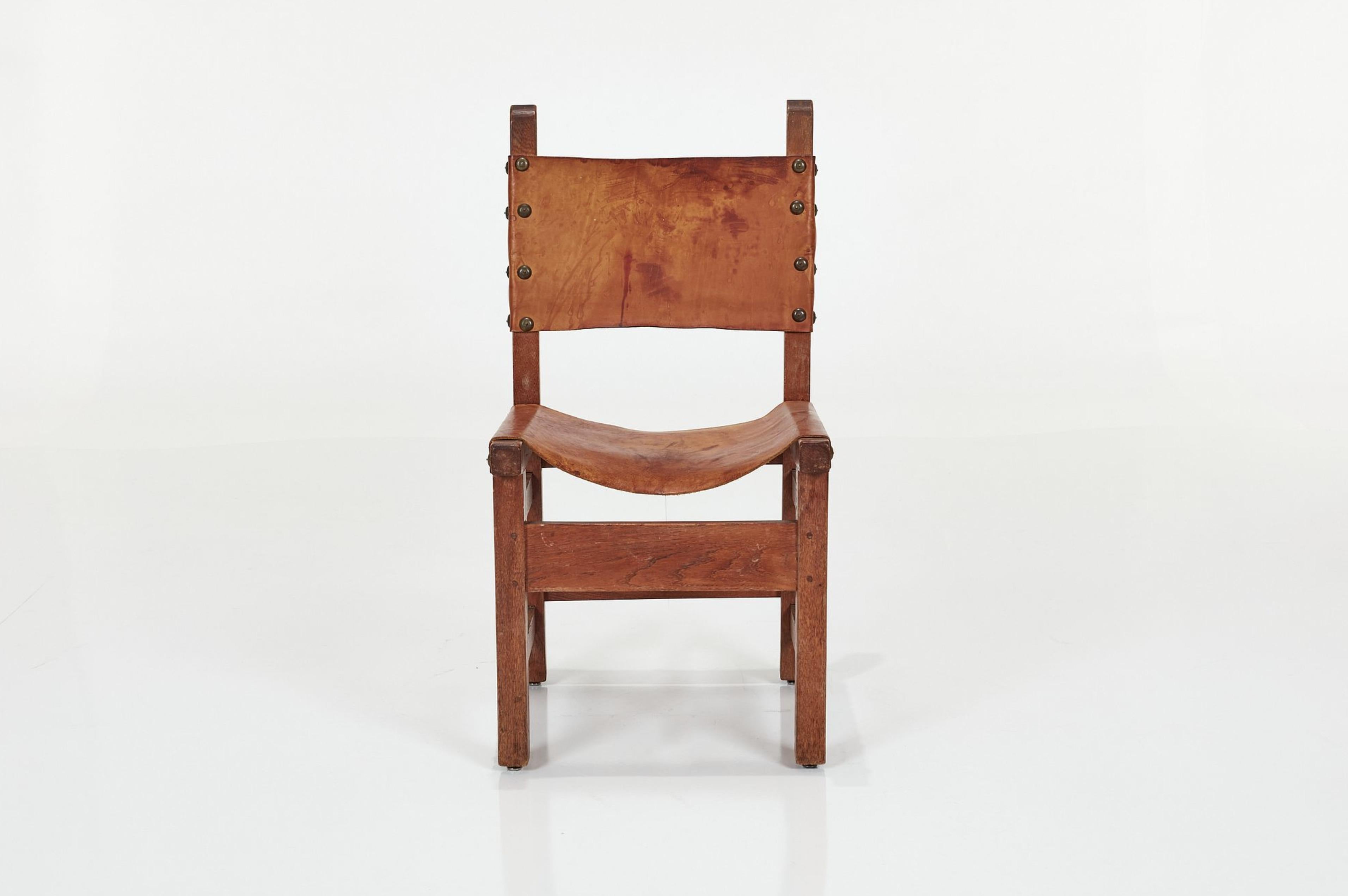 Set di 8 sedie da pranzo artigianali spagnole in Oak e pelle borchiata Cognac in vendita 7