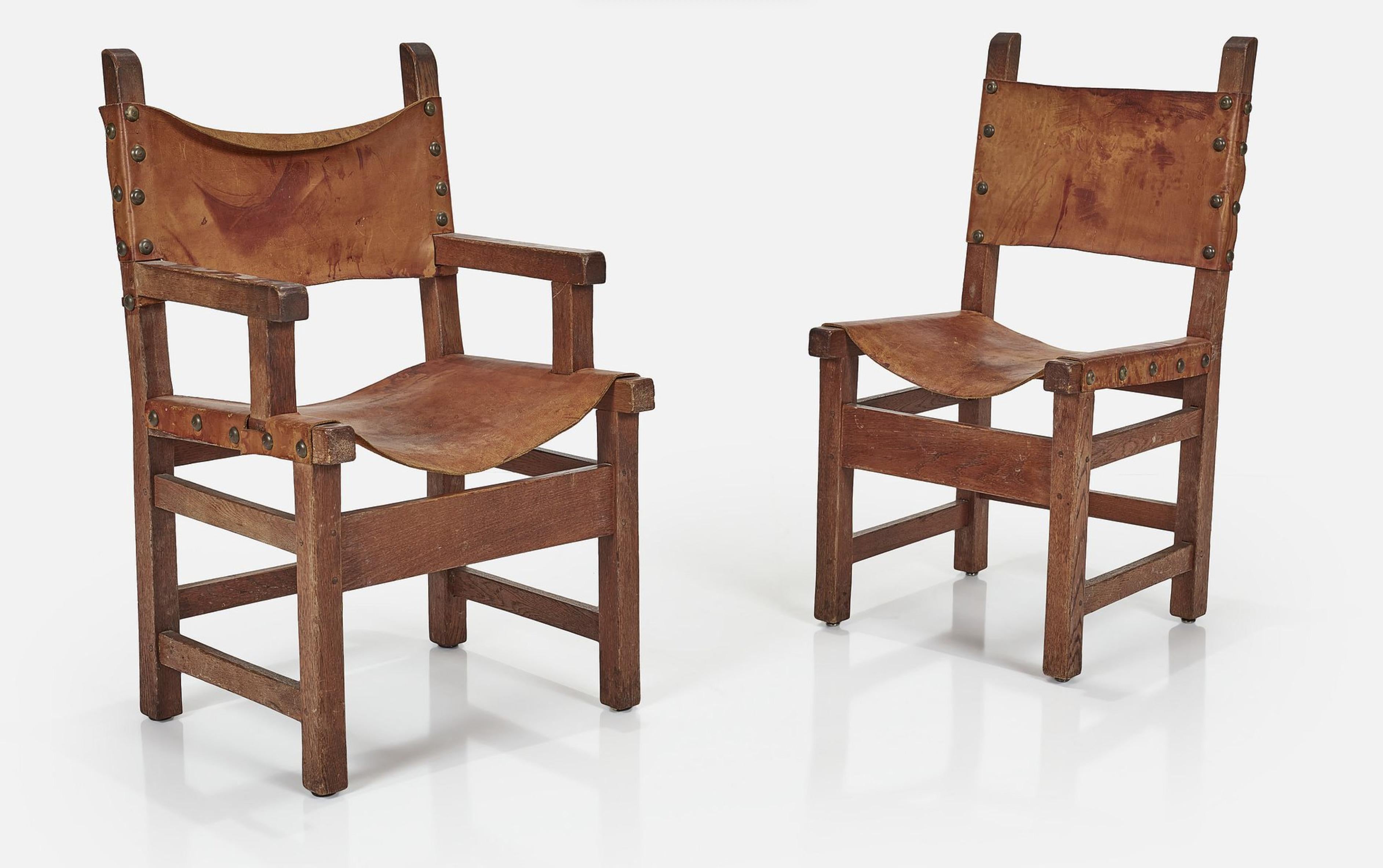 Abbraccia il fascino della storia e dell'artigianato con il nostro splendido set di 8 sedie da pranzo spagnole risalenti agli inizi del XX secolo. Questa raffinata collezione mette in mostra il fascino duraturo del design europeo, combinando la