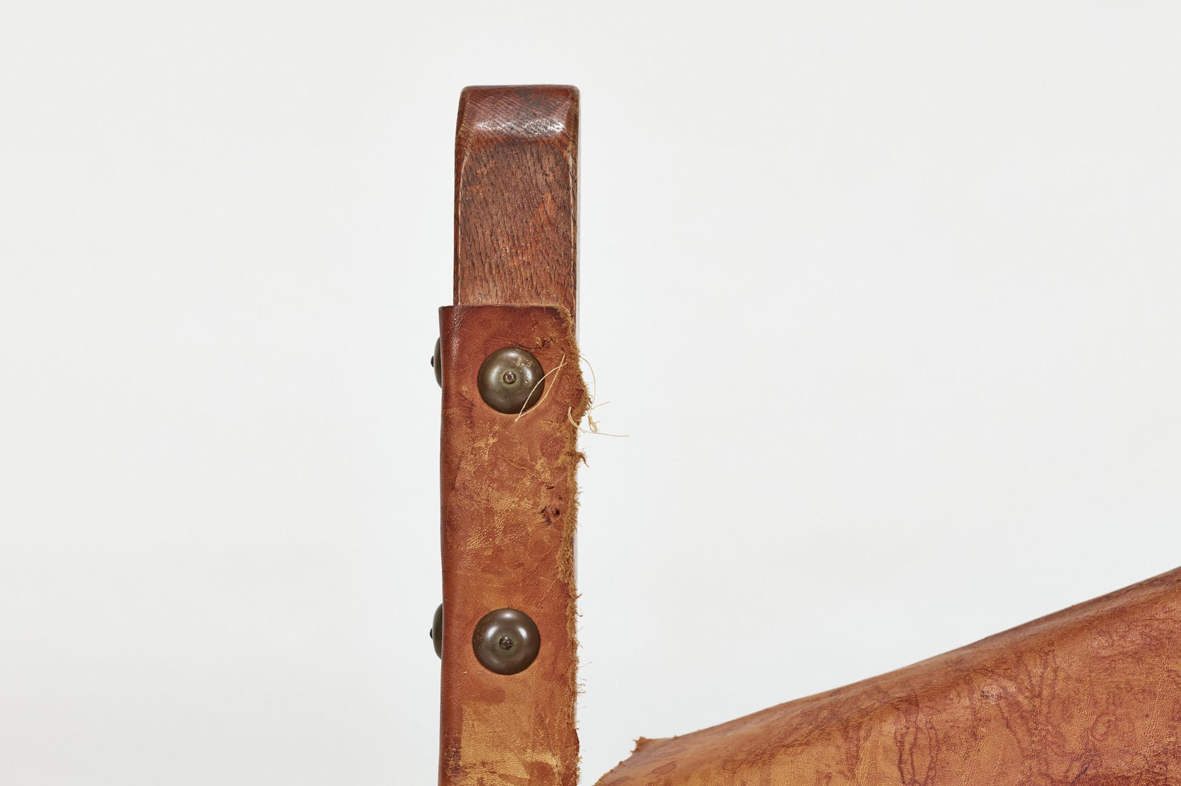Set di 8 sedie da pranzo artigianali spagnole in Oak e pelle borchiata Cognac in vendita 12