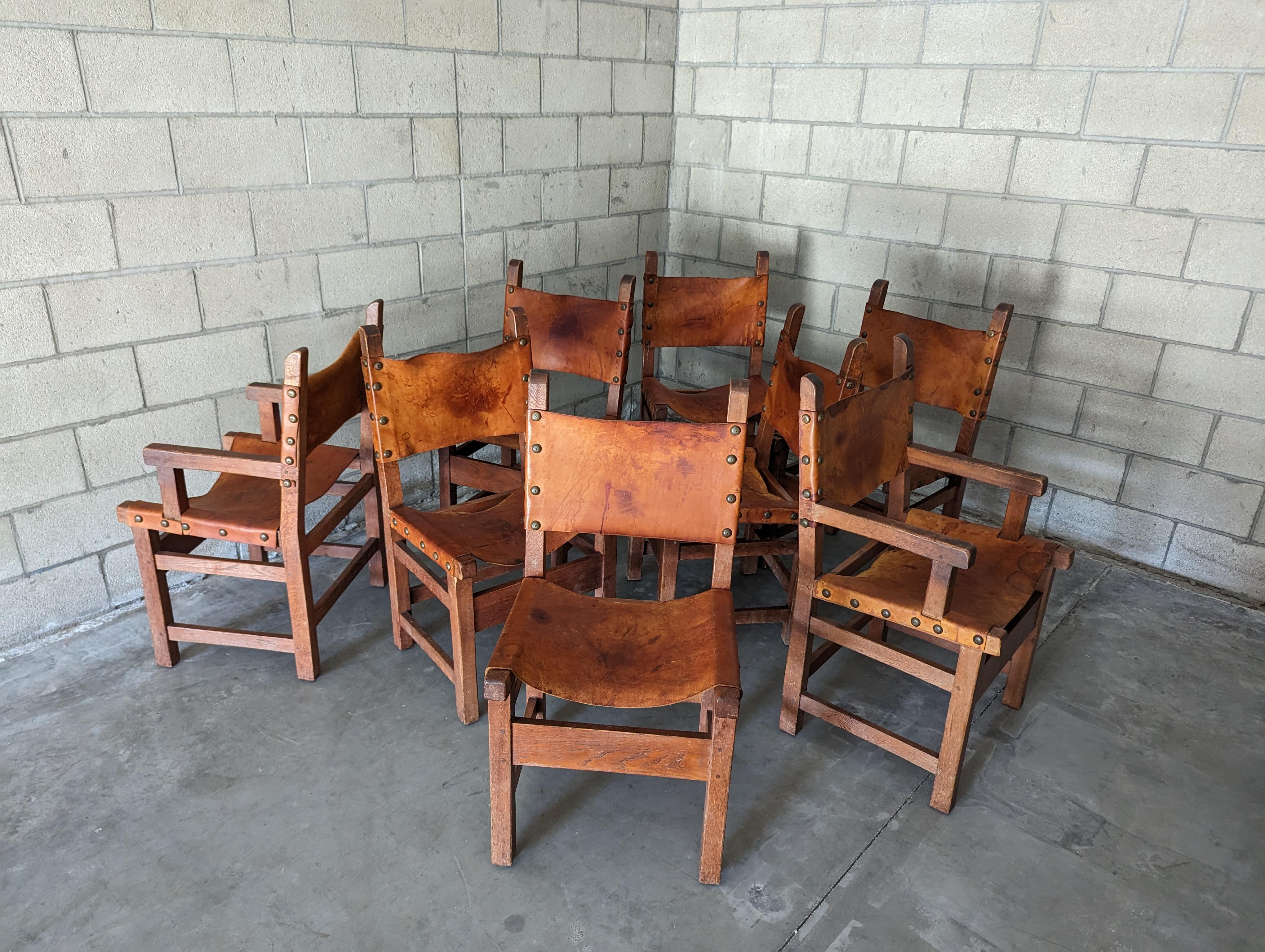 Colonial espagnol Ensemble de 8 chaises de salle à manger espagnoles fabriquées à la main en chêne et cuir clouté cognac