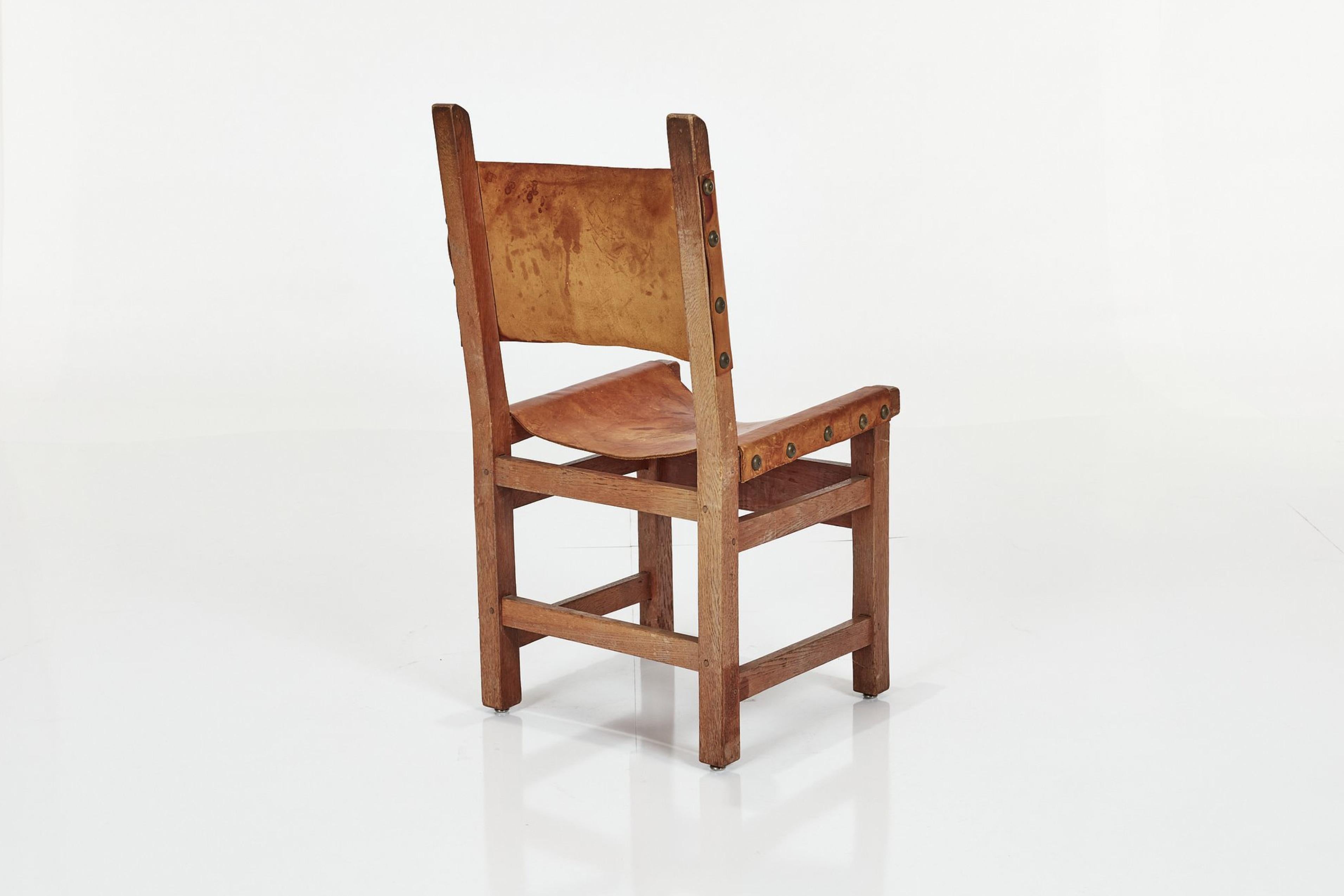 Coloniale spagnolo Set di 8 sedie da pranzo artigianali spagnole in Oak e pelle borchiata Cognac in vendita