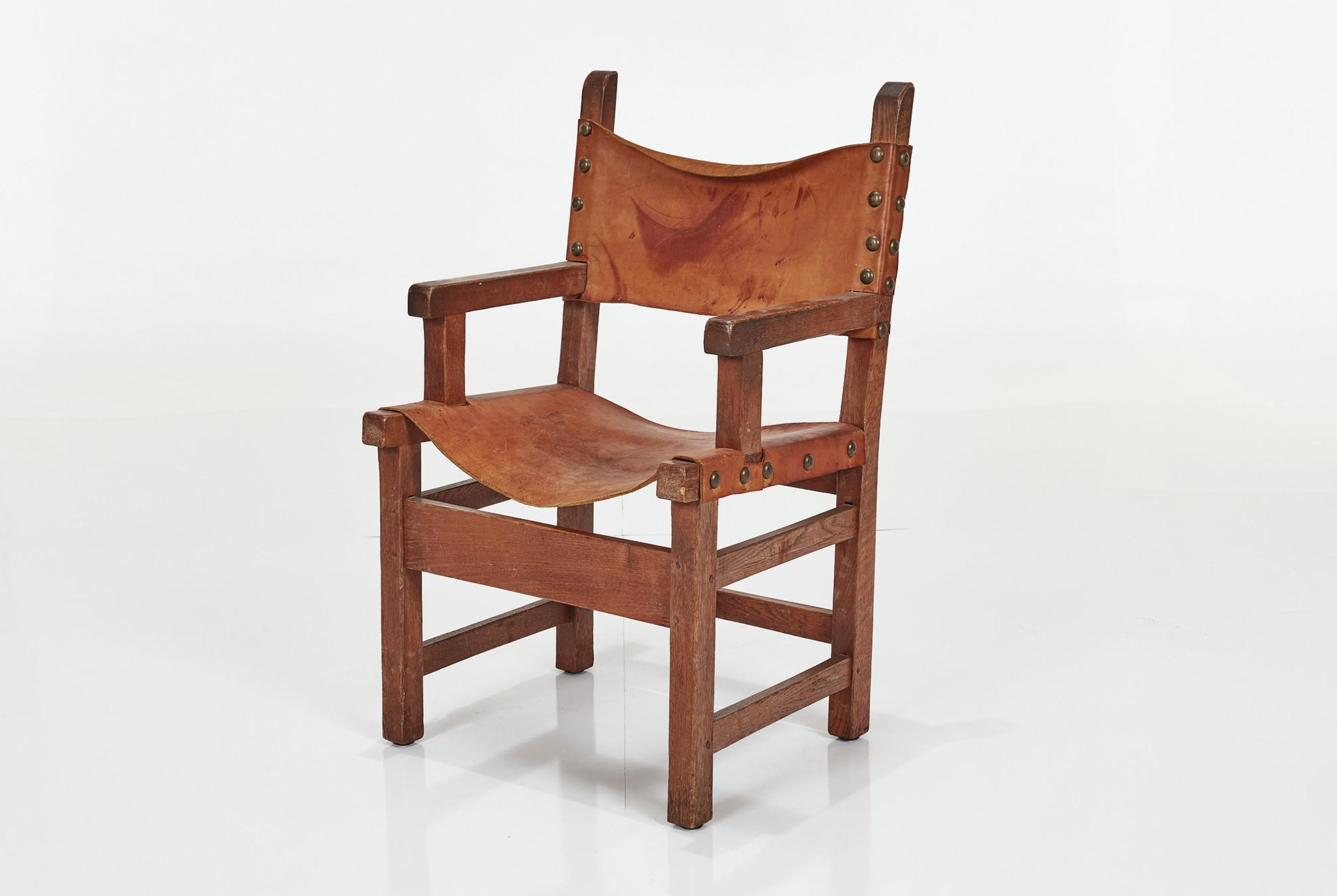 Spagnolo Set di 8 sedie da pranzo artigianali spagnole in Oak e pelle borchiata Cognac in vendita