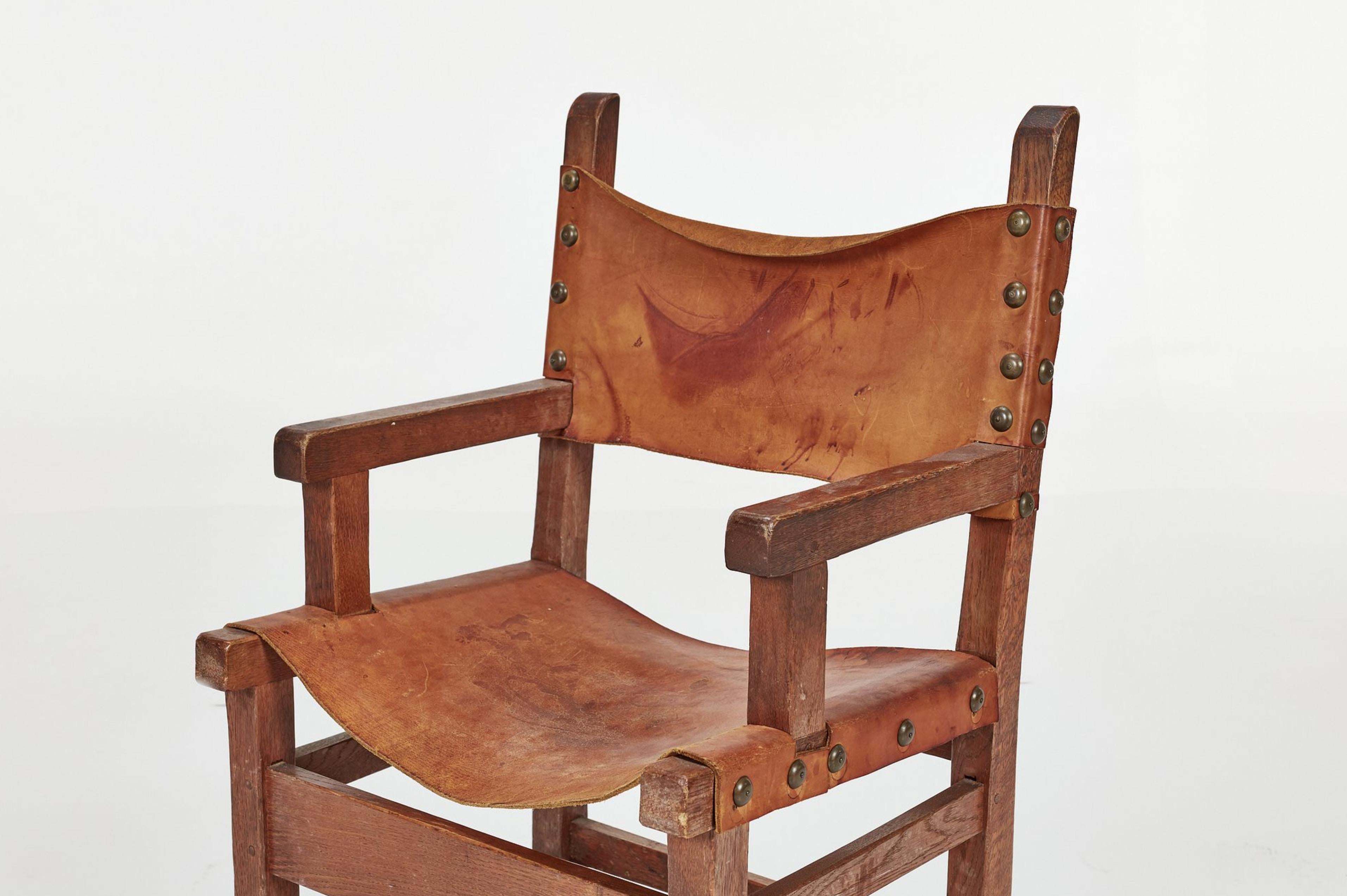 Fatto a mano Set di 8 sedie da pranzo artigianali spagnole in Oak e pelle borchiata Cognac in vendita