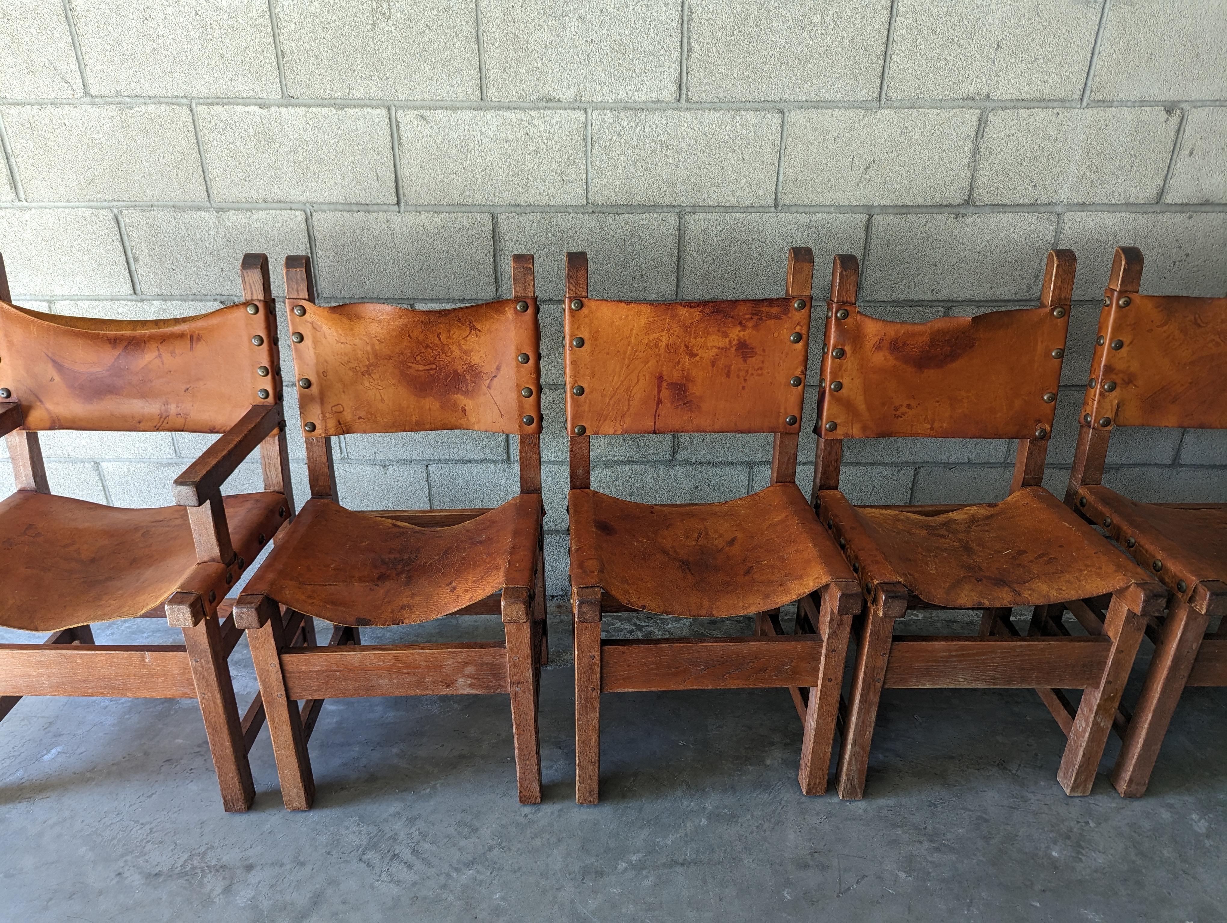 20ième siècle Ensemble de 8 chaises de salle à manger espagnoles fabriquées à la main en chêne et cuir clouté cognac