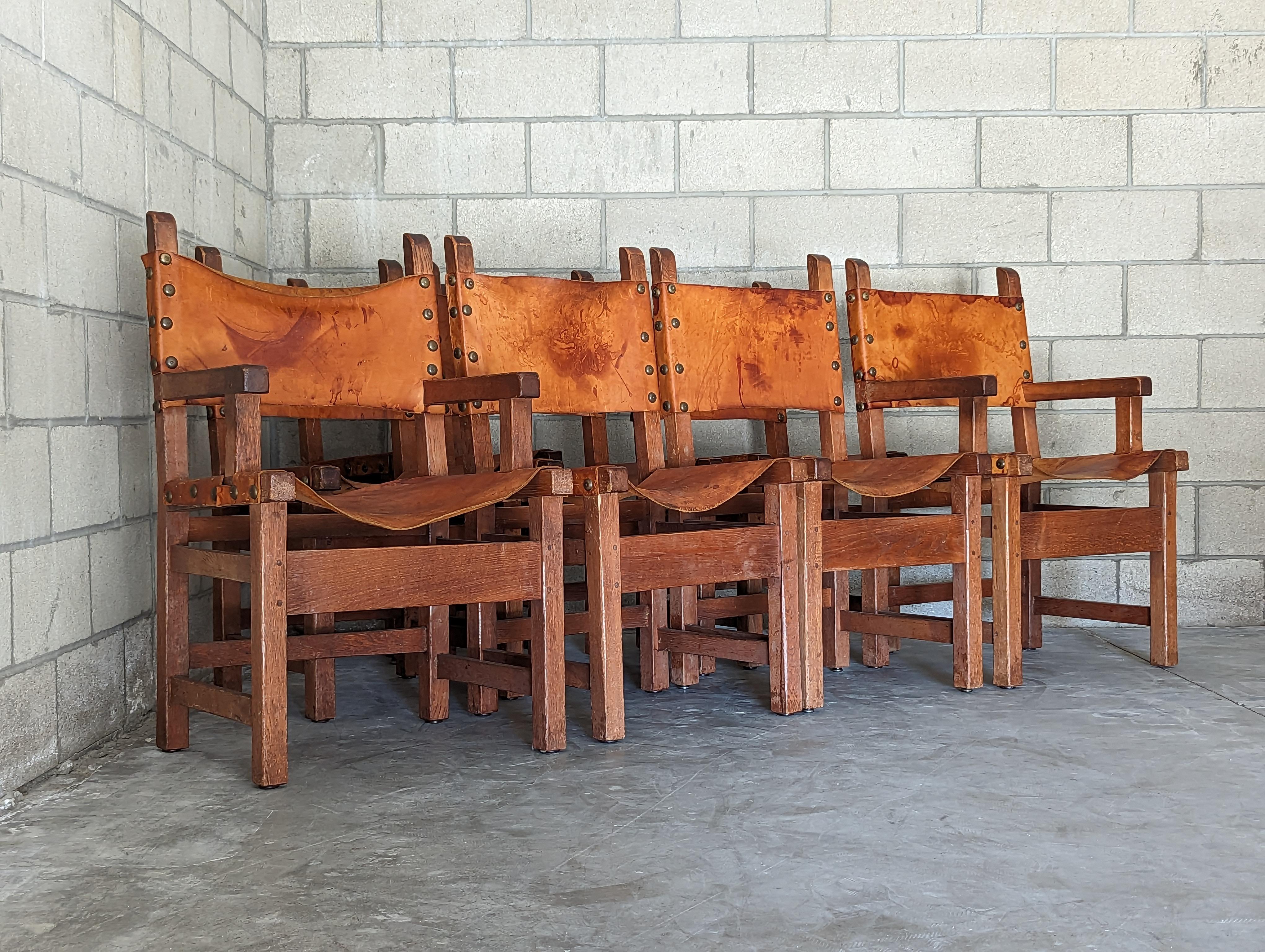 Métal Ensemble de 8 chaises de salle à manger espagnoles fabriquées à la main en chêne et cuir clouté cognac