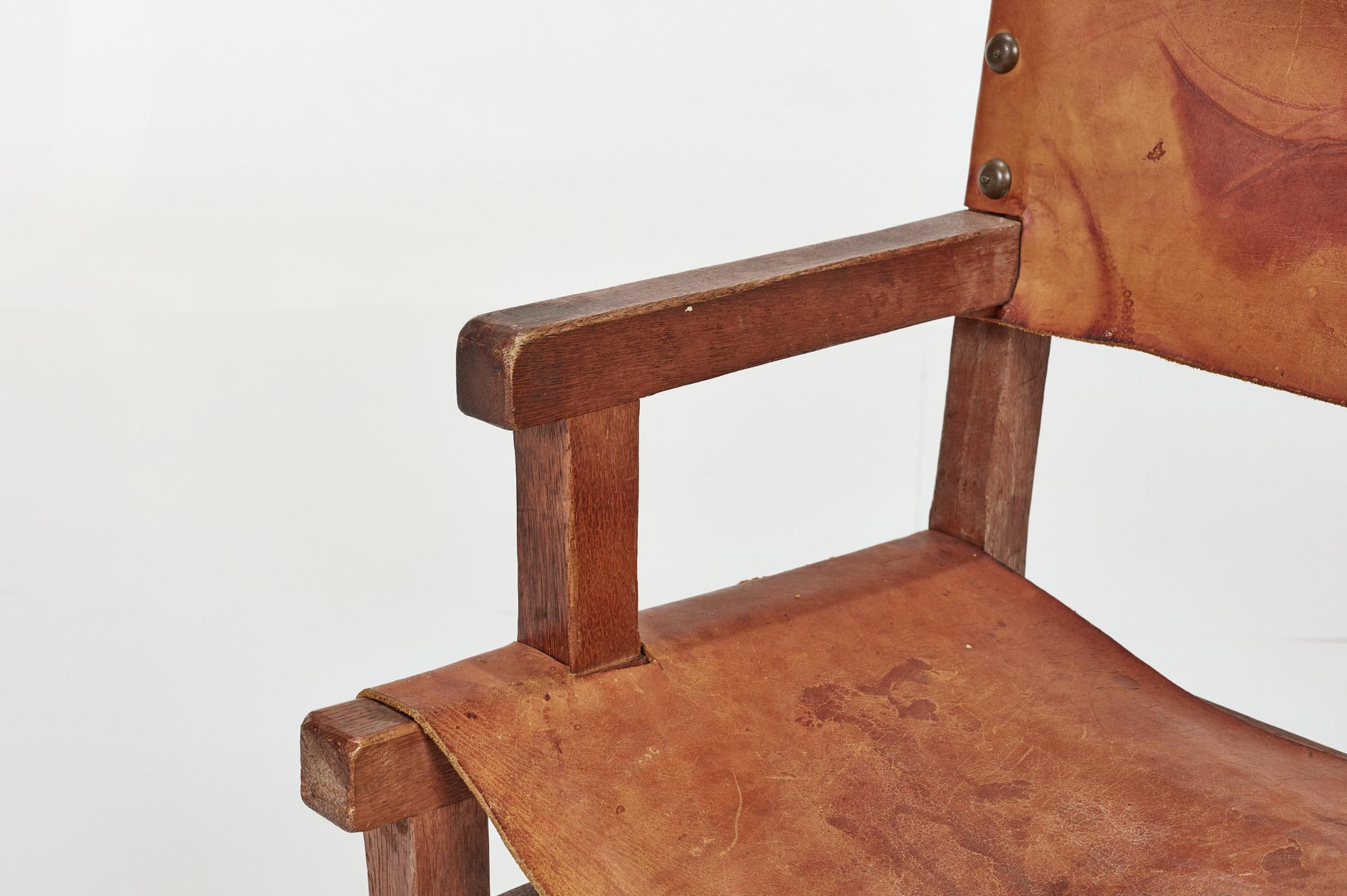Metallo Set di 8 sedie da pranzo artigianali spagnole in Oak e pelle borchiata Cognac in vendita