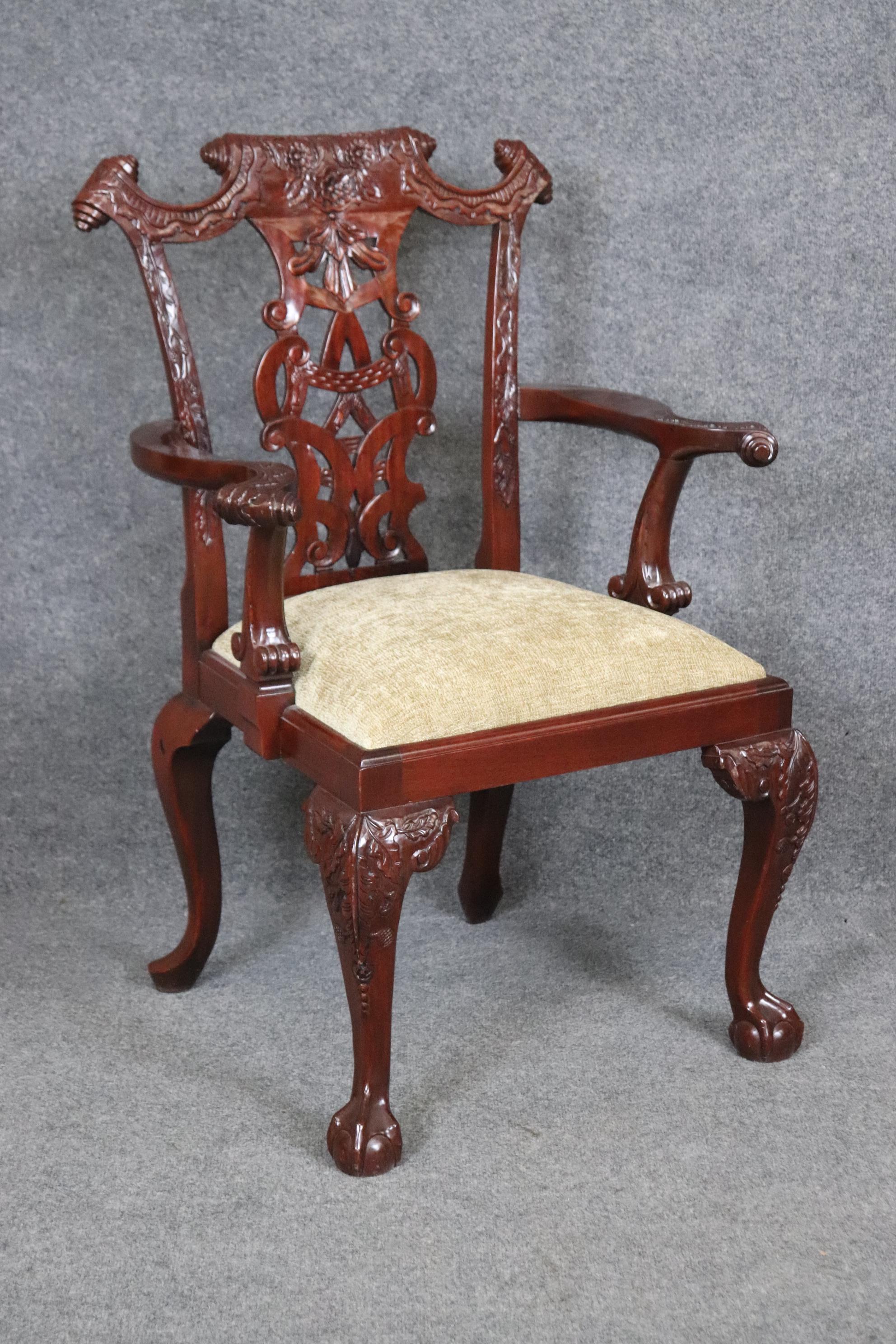 Questo è uno splendido set di sedie da pranzo intagliate in stile Chippendale. Le sedie sono in buone condizioni e presentano lievi segni dell'età e dell'usura/ Misure 40,5 altezza x 27,5 larghezza x 22 profondità e altezza della seduta di 20