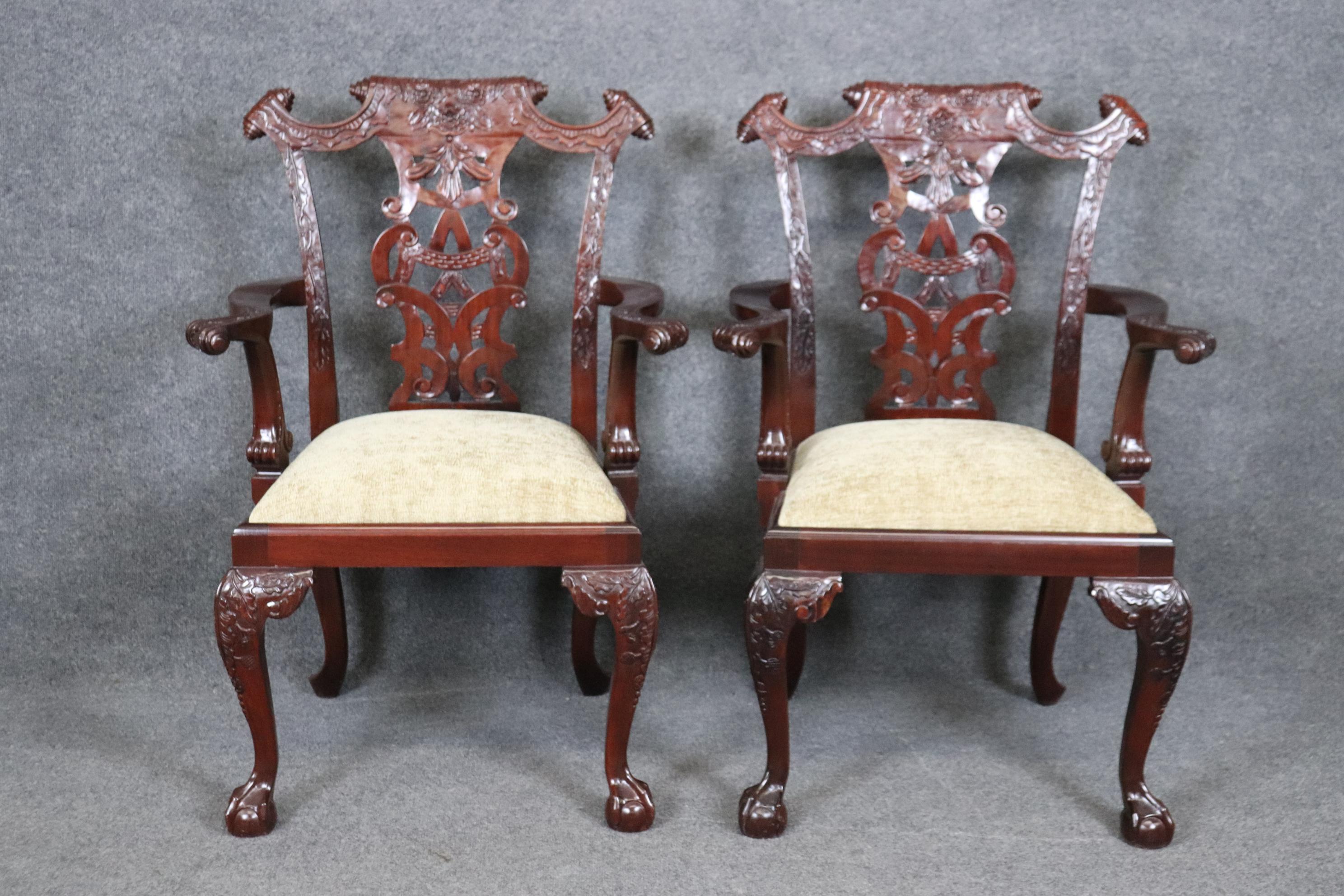 Ensemble de 8 spectaculaires chaises de salle à manger Chippendale en acajou massif sculpté avec soin en vente 1