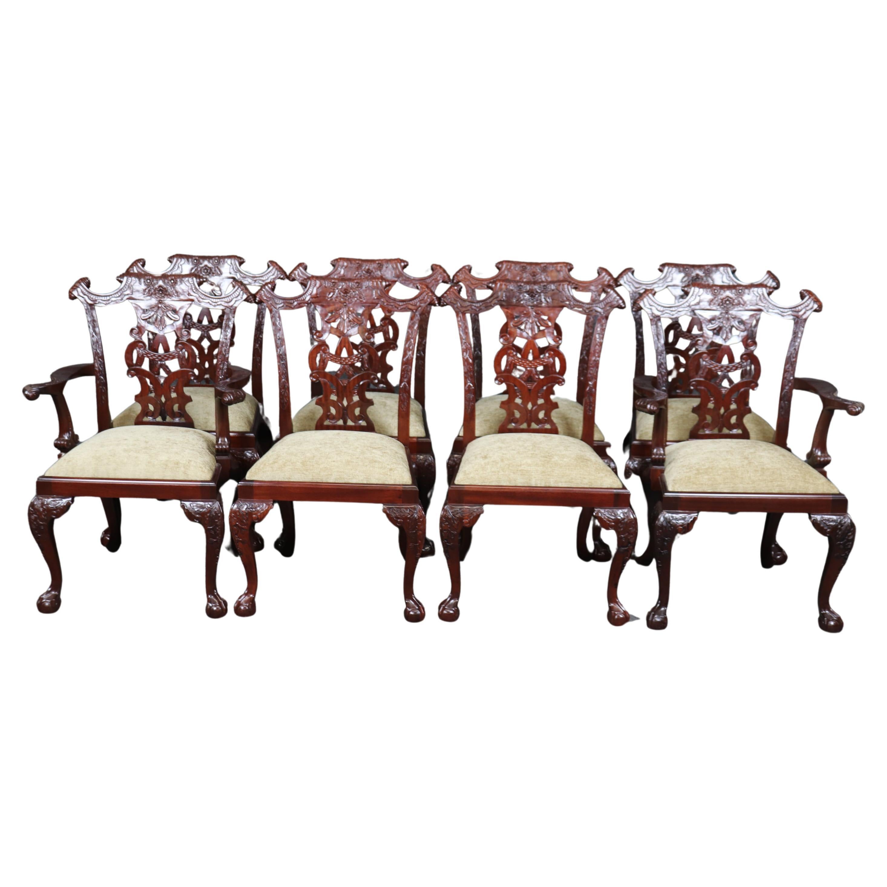 Ensemble de 8 spectaculaires chaises de salle à manger Chippendale en acajou massif sculpté avec soin en vente